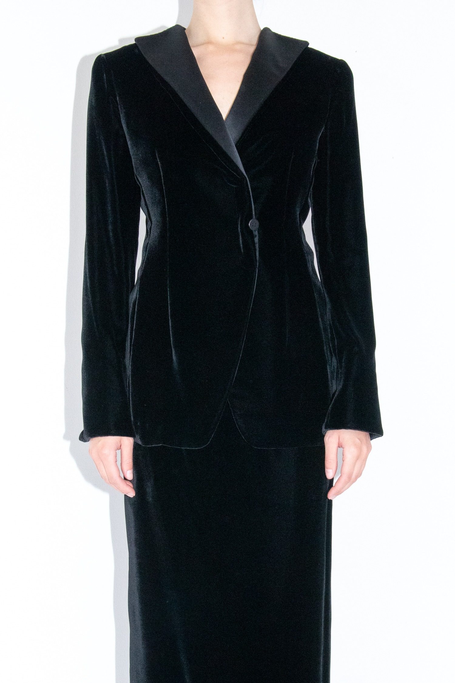 Thumbnail of http://Giorgio%20Armani%20Vintage%20Samt%20Kostüm