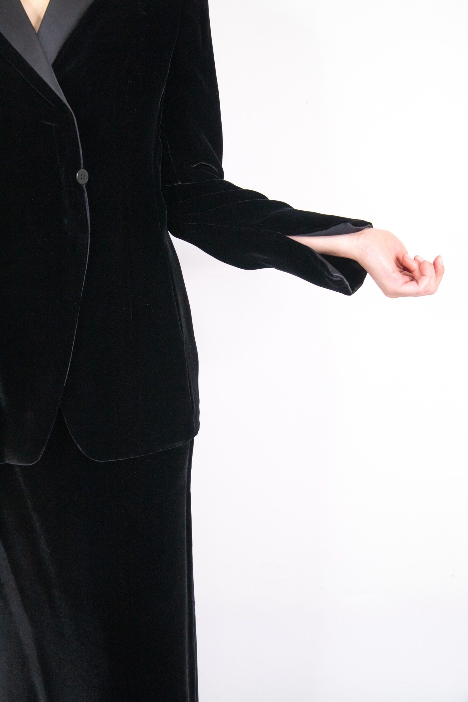 Thumbnail of http://Giorgio%20Armani%20Vintage%20Samt%20Kostüm