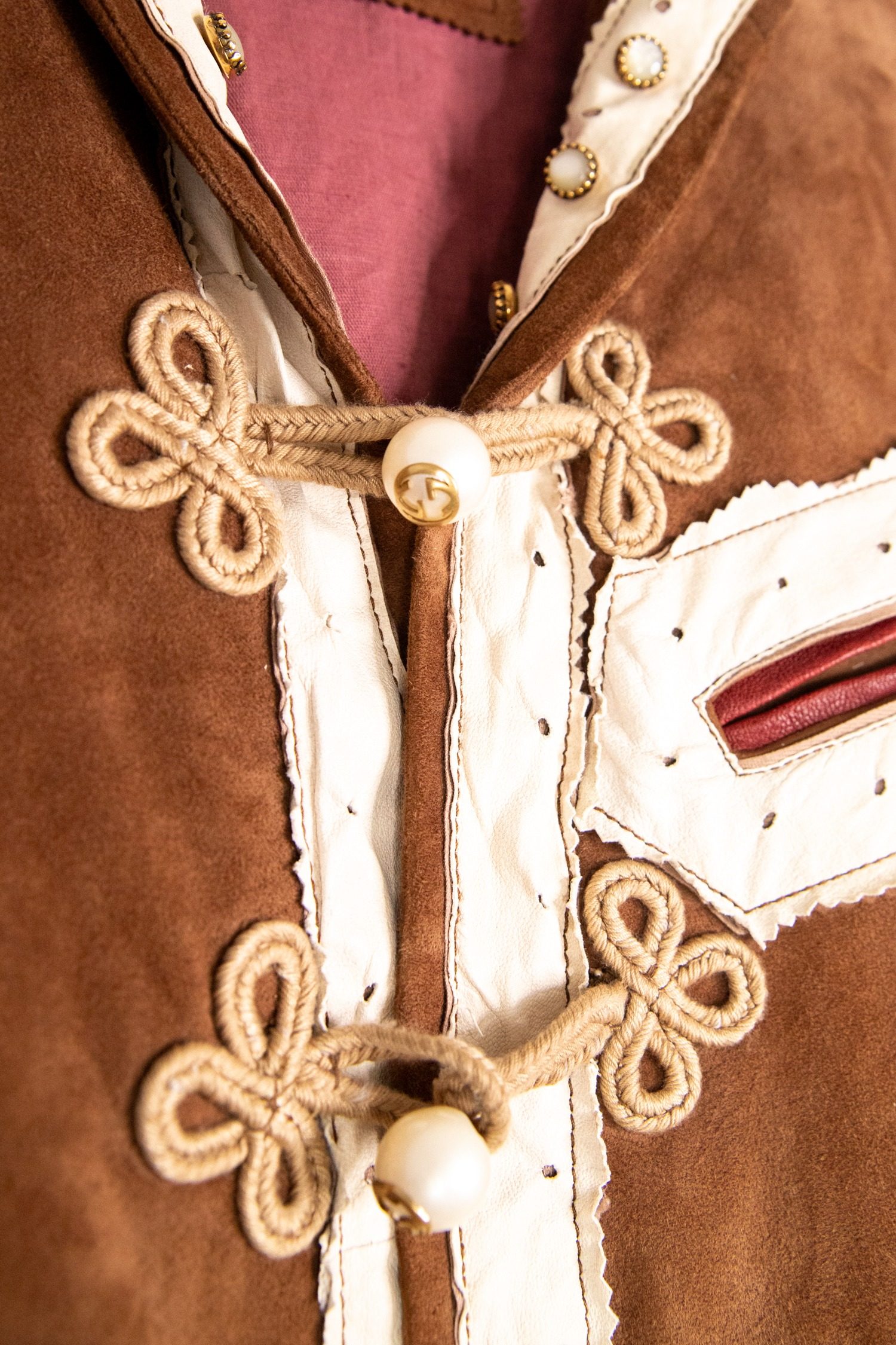 Thumbnail of http://Gucci%20Vintage%20Lederjacke%20in%20Braun,%20Ecru%20und%20Gold