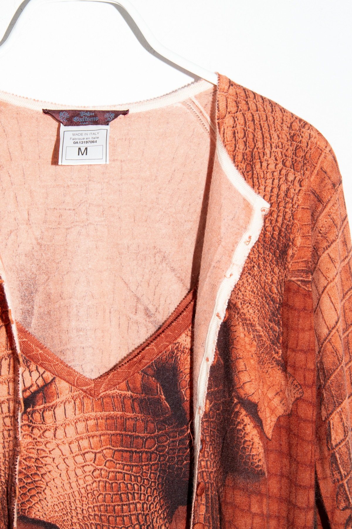 Thumbnail of http://John%20Galliano%20Twinset%20mit%20Reptilmuster%20in%20Rost%20und%20Beige