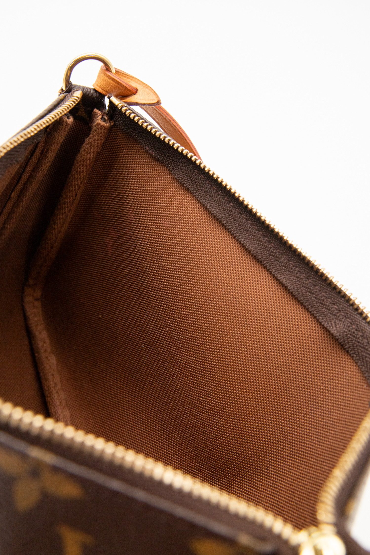 Thumbnail of http://Louis%20Vuitton%20„Pochette“%20in%20Dunkelbraun%20und%20Gold