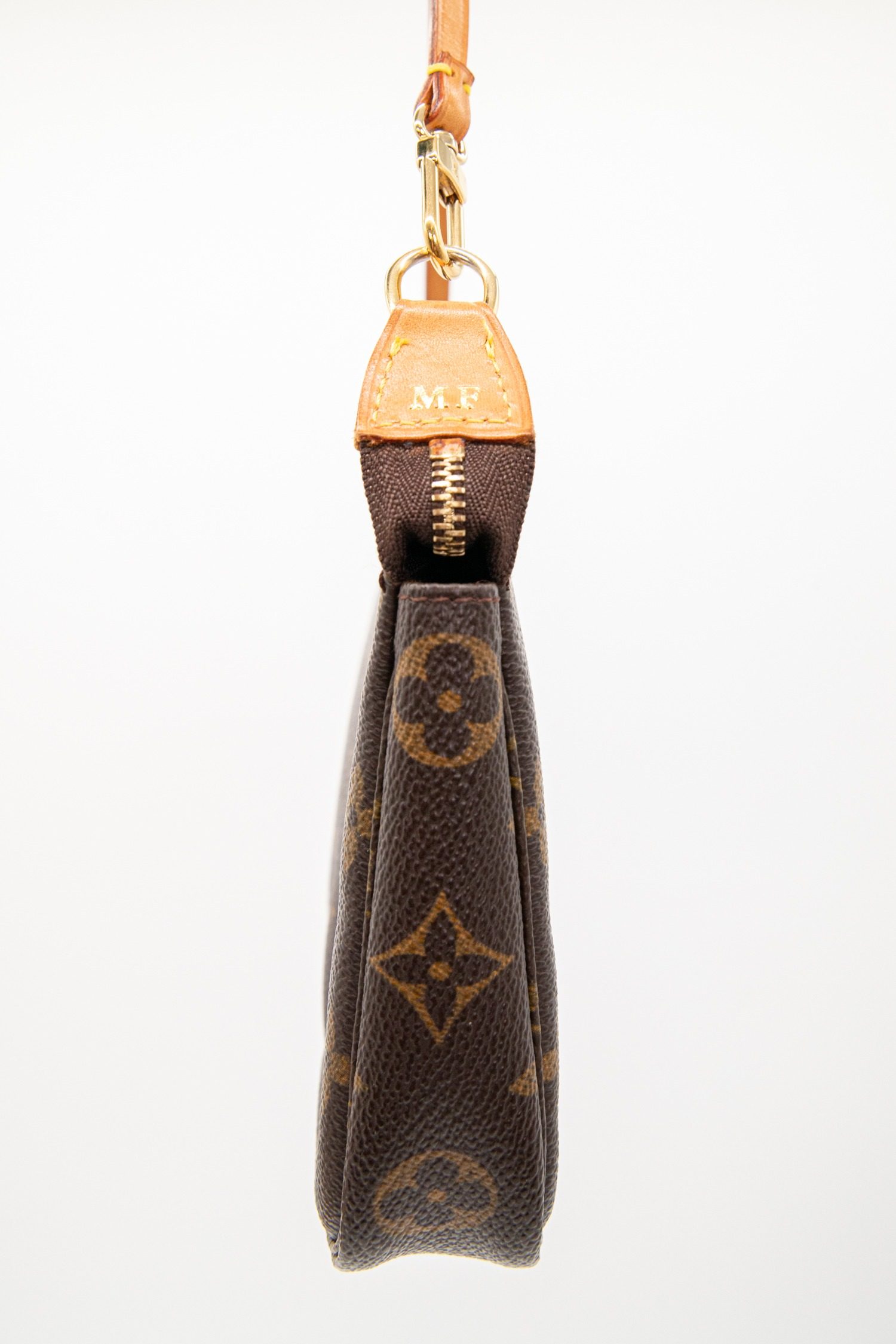 Thumbnail of http://Louis%20Vuitton%20„Pochette“%20in%20Dunkelbraun%20und%20Gold