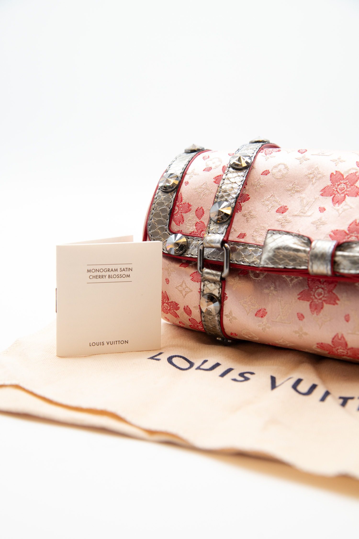 Thumbnail of http://Vintage%20Louis%20Vuitton%20Takashi%20Murakami%20Cherry%20Blossom%20Papillon%20Handtasche%20in%20Rosa