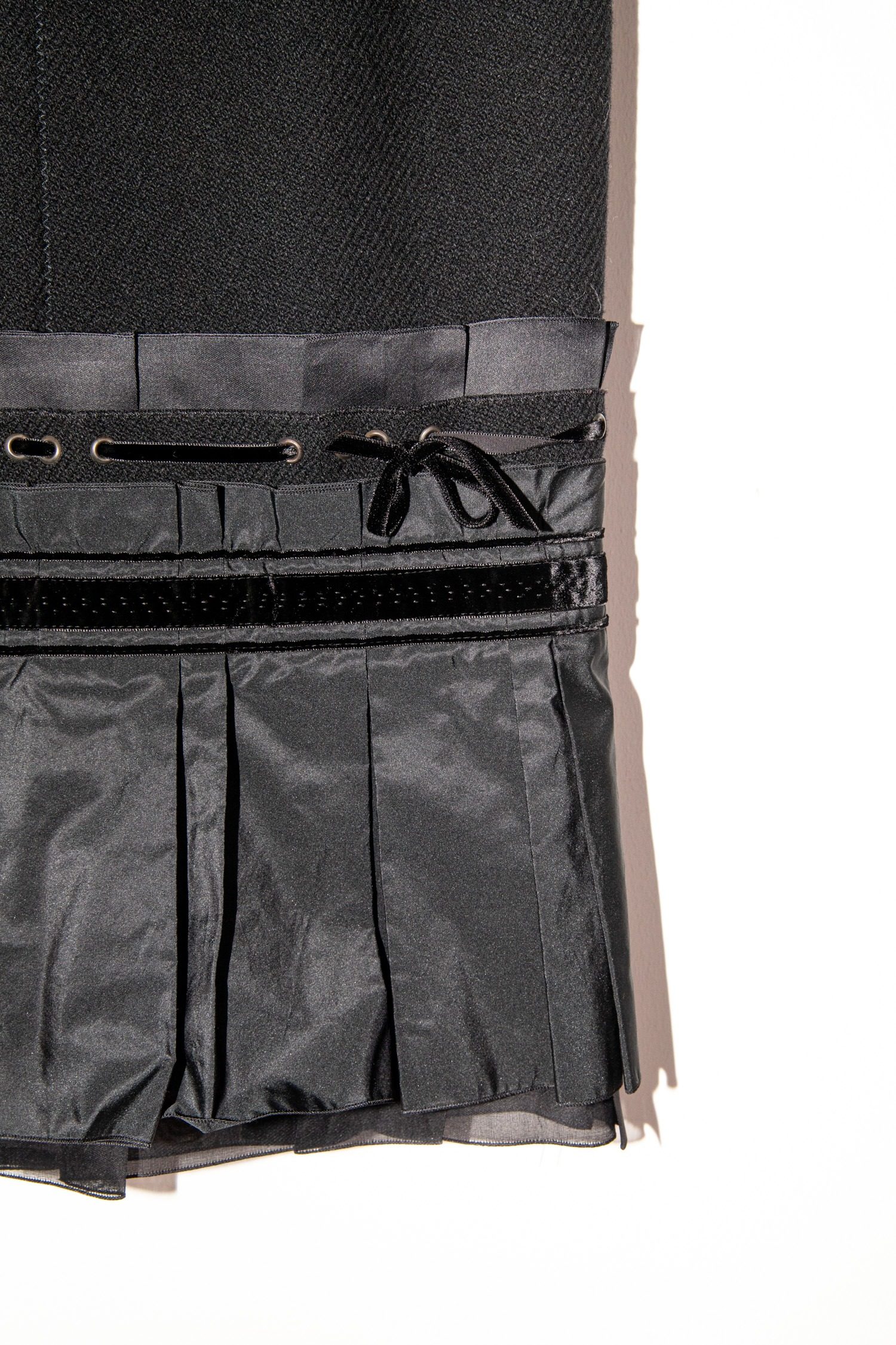 Thumbnail of http://Vintage%20Louis%20Vuitton%20Midirock%20mit%20Faltendetails%20in%20Schwarz