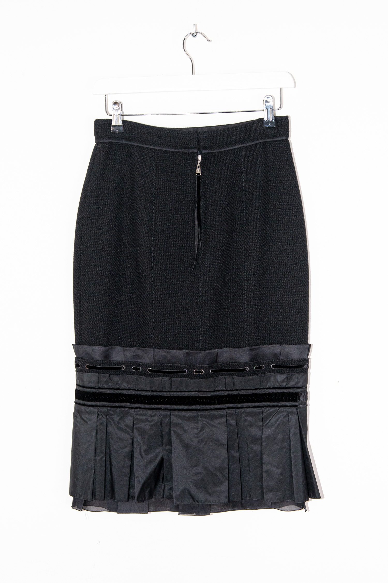 Thumbnail of http://Vintage%20Louis%20Vuitton%20Midirock%20mit%20Faltendetails%20in%20Schwarz