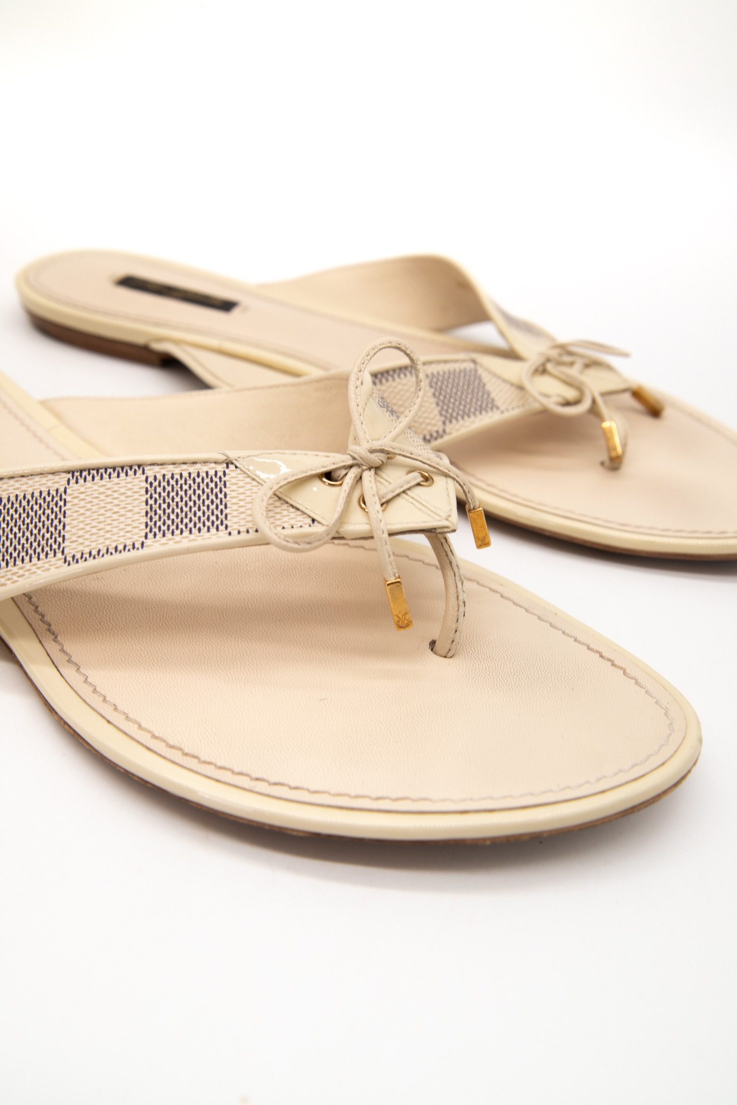 Thumbnail of http://Louis%20Vuitton%20Vintage%20Sandale%20in%20Ecru%20und%20Gold