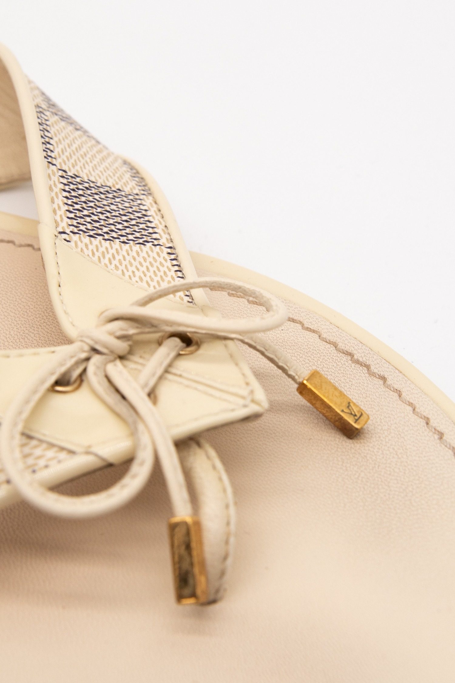 Thumbnail of http://Louis%20Vuitton%20Vintage%20Sandale%20in%20Ecru%20und%20Gold