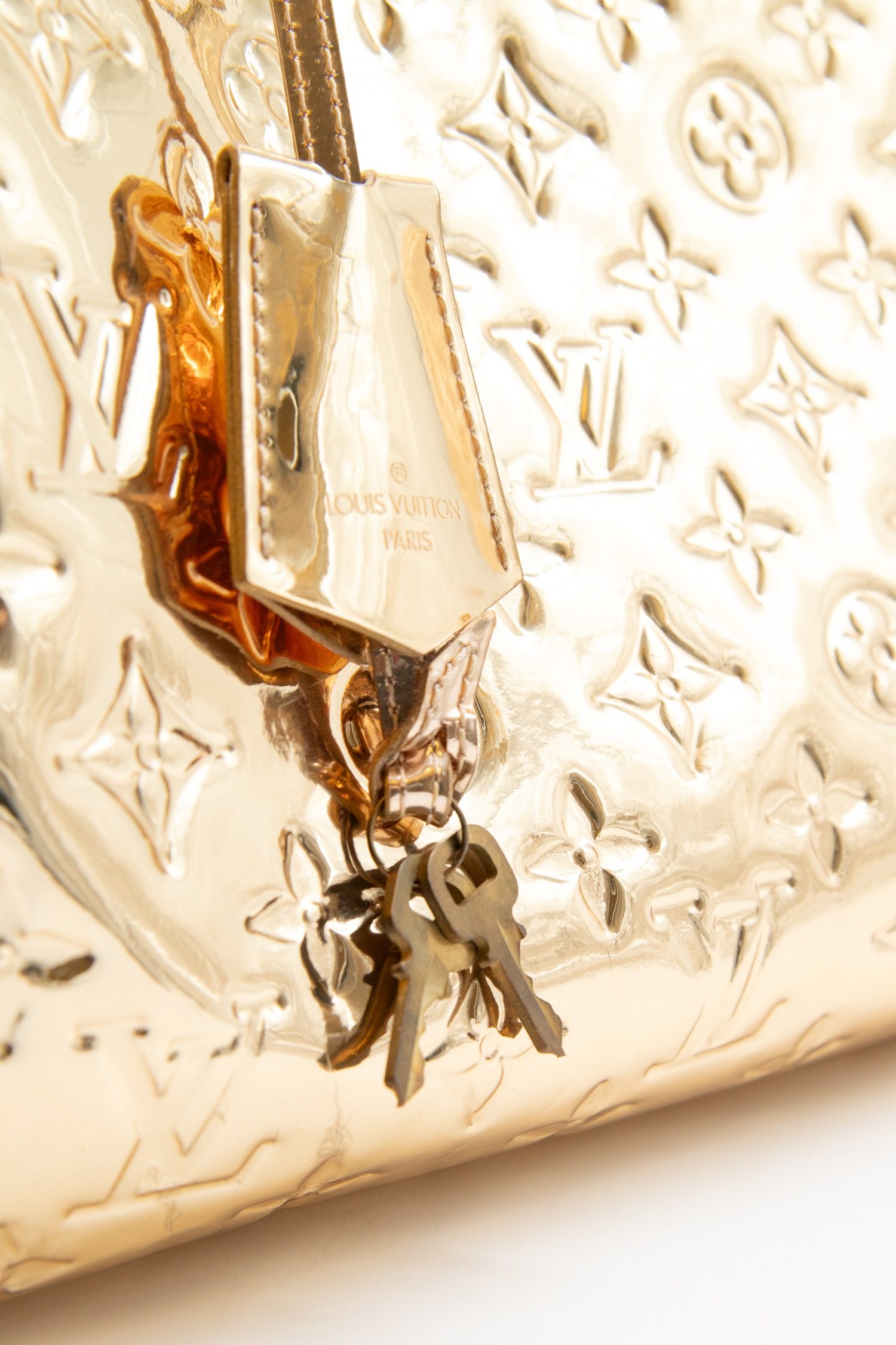 Thumbnail of http://Vintage%20Louis%20Vuitton%20Speedy%20Monogramm%20Miroir%20Tasche%20in%20Gold