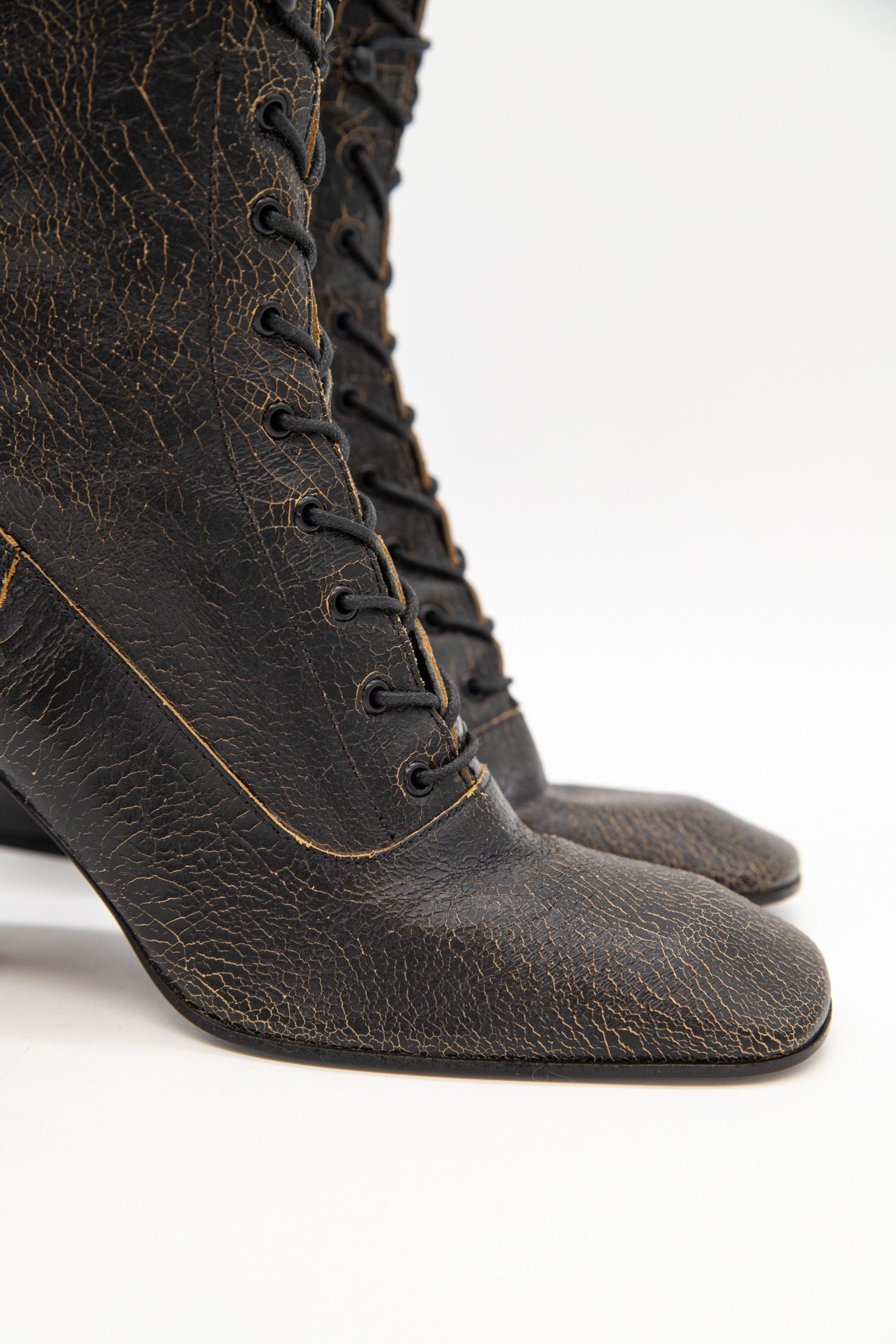 Thumbnail of http://Miu%20Miu%20Vintage%20FW%202001%20Stiefel%20in%20Schwarz%20und%20Beige