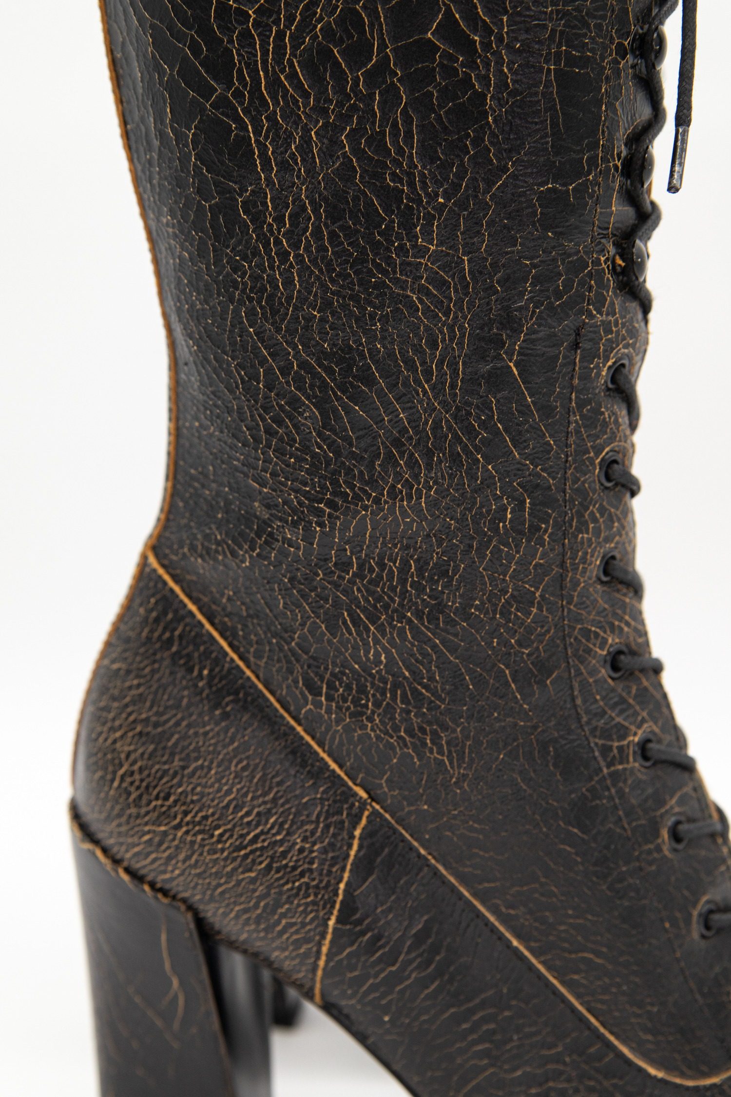 Thumbnail of http://Miu%20Miu%20Vintage%20FW%202001%20Stiefel%20in%20Schwarz%20und%20Beige
