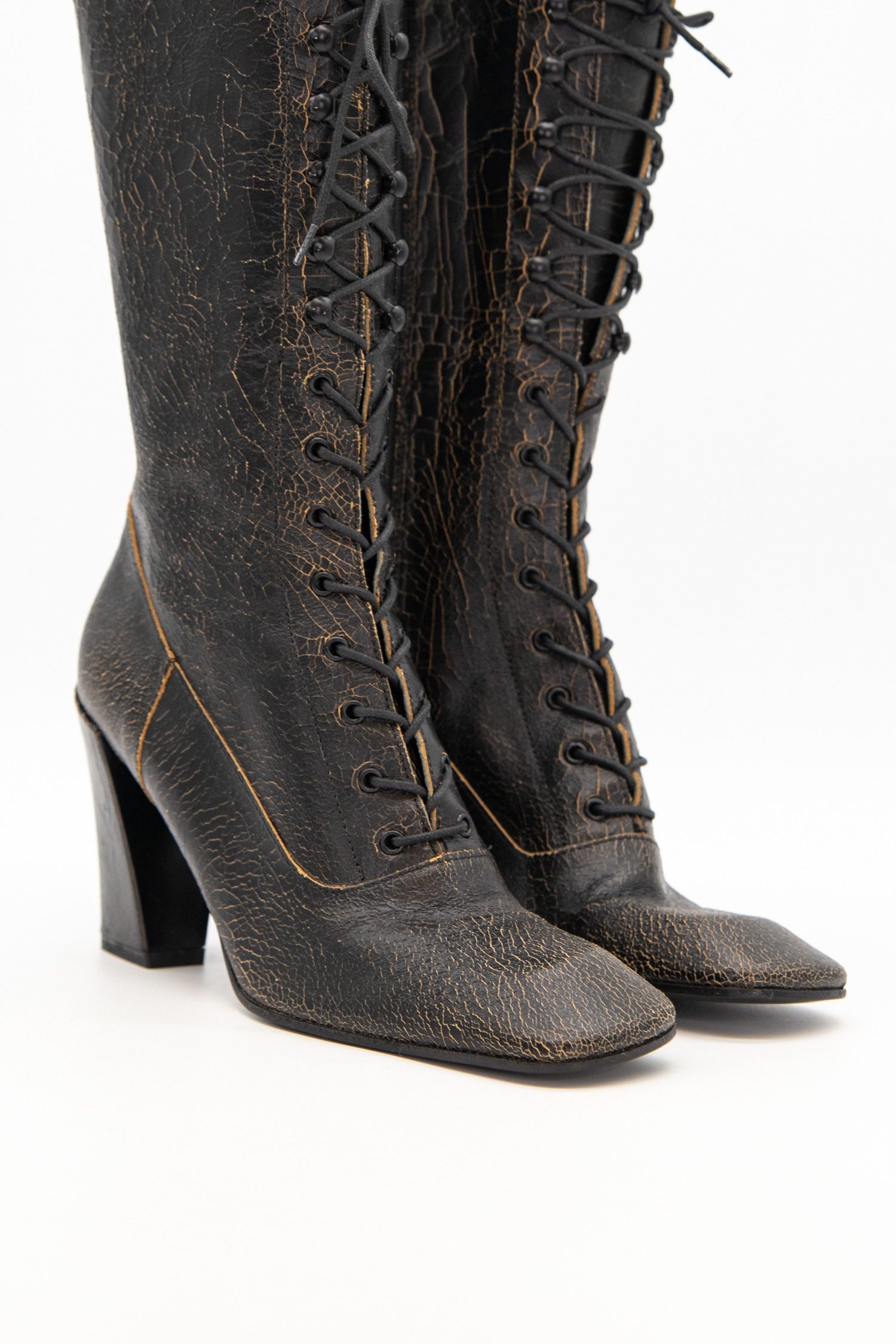 Thumbnail of http://Miu%20Miu%20Vintage%20FW%202001%20Stiefel%20in%20Schwarz%20und%20Beige
