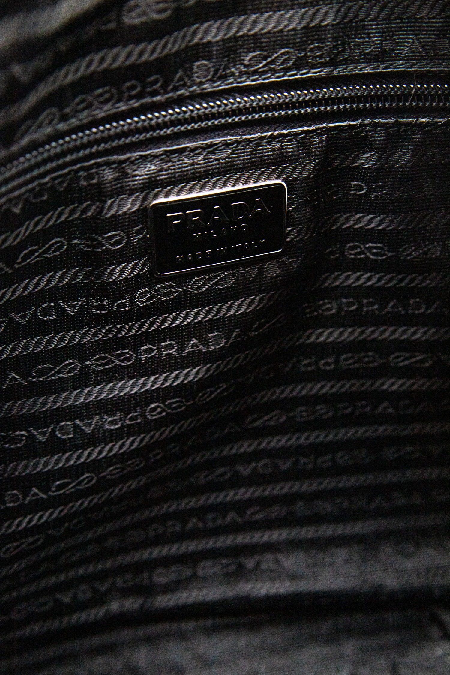 Thumbnail of http://Vintage%20Prada%20Spazzolato%20Logo%20Handtasche%20Lackleder%20Schwarz