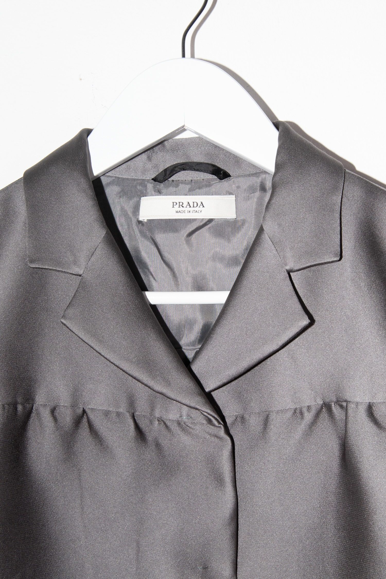 Thumbnail of http://Prada%20Vintage%20Mantel%20in%20Grau%20aus%20Satin