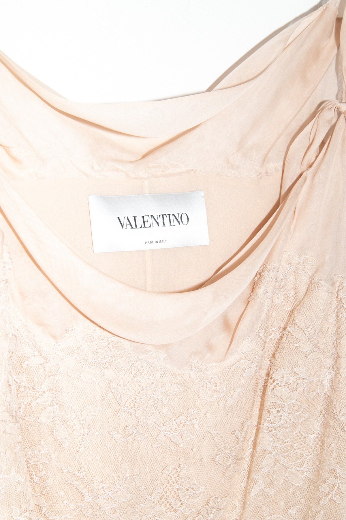 Thumbnail of http://Valentino%20Vintage%20Minikleid%20mit%20Spitze%20und%20Volants%20in%20Altrosa