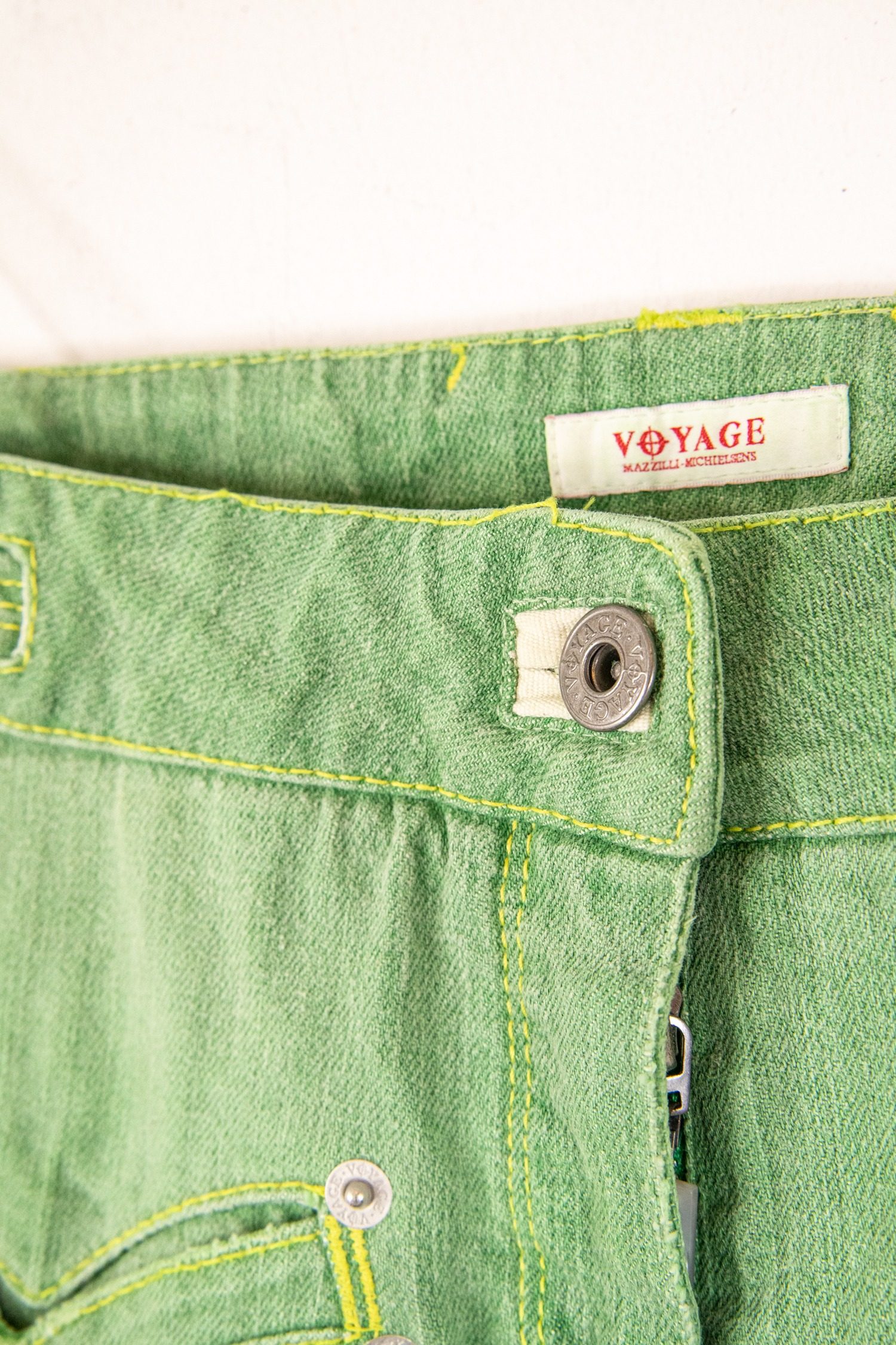 Thumbnail of http://Voyage%20Vintage%20Jeans%20mit%20Pailletten%20in%20Grün%20und%20Bunt