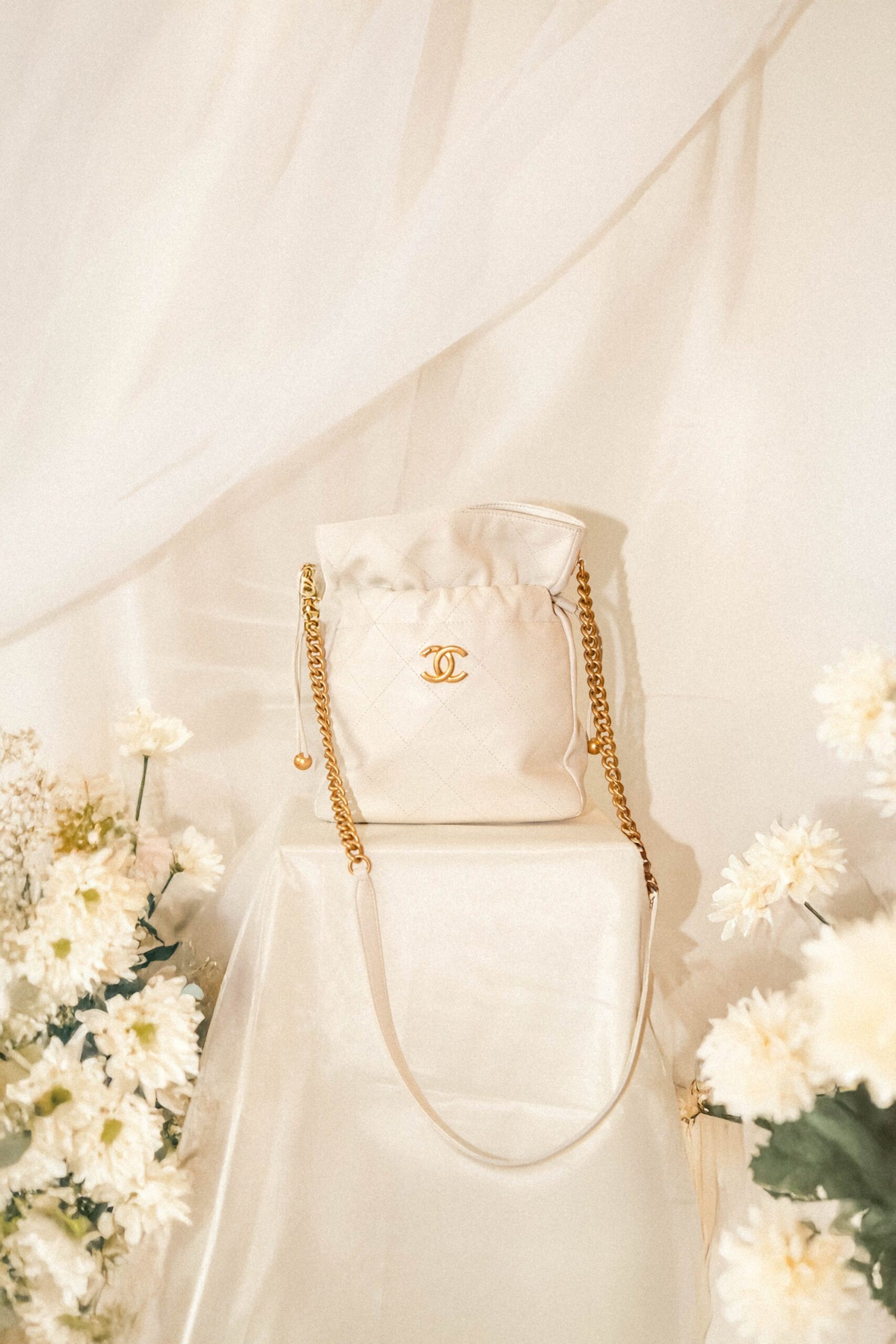 Chanel Bucket-Bag mit Steppmuster in weiß