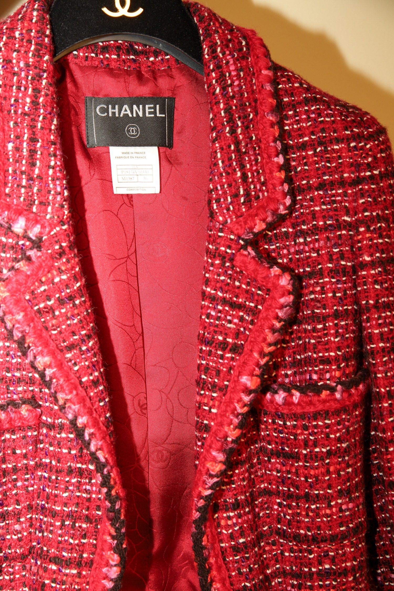 Thumbnail of http://Chanel%20Kostüm%20aus%20Tweed%20in%20Rot