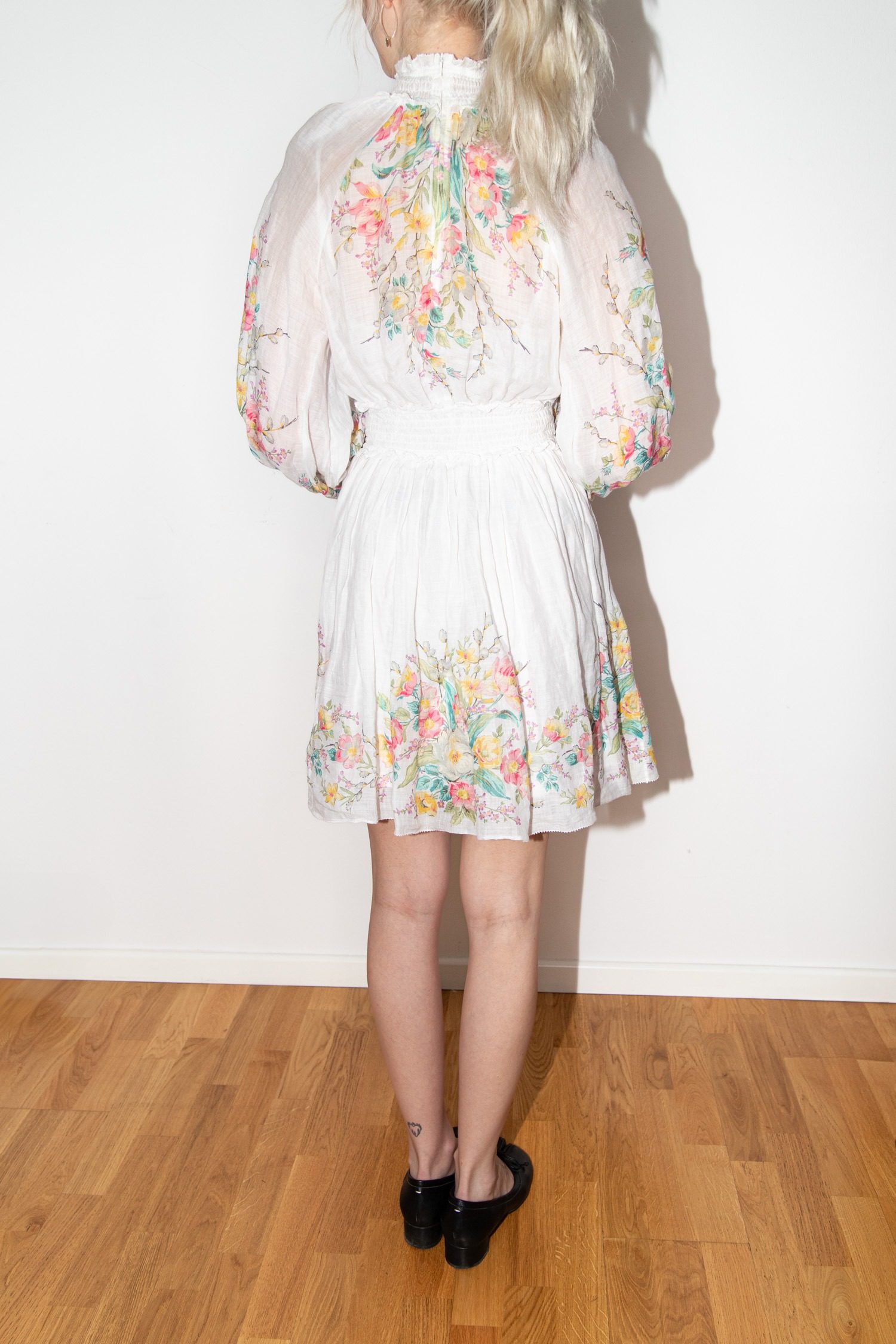 Thumbnail of http://Zimmermann%20Minikleid%20mit%20floralem%20Muster%20in%20Weiß