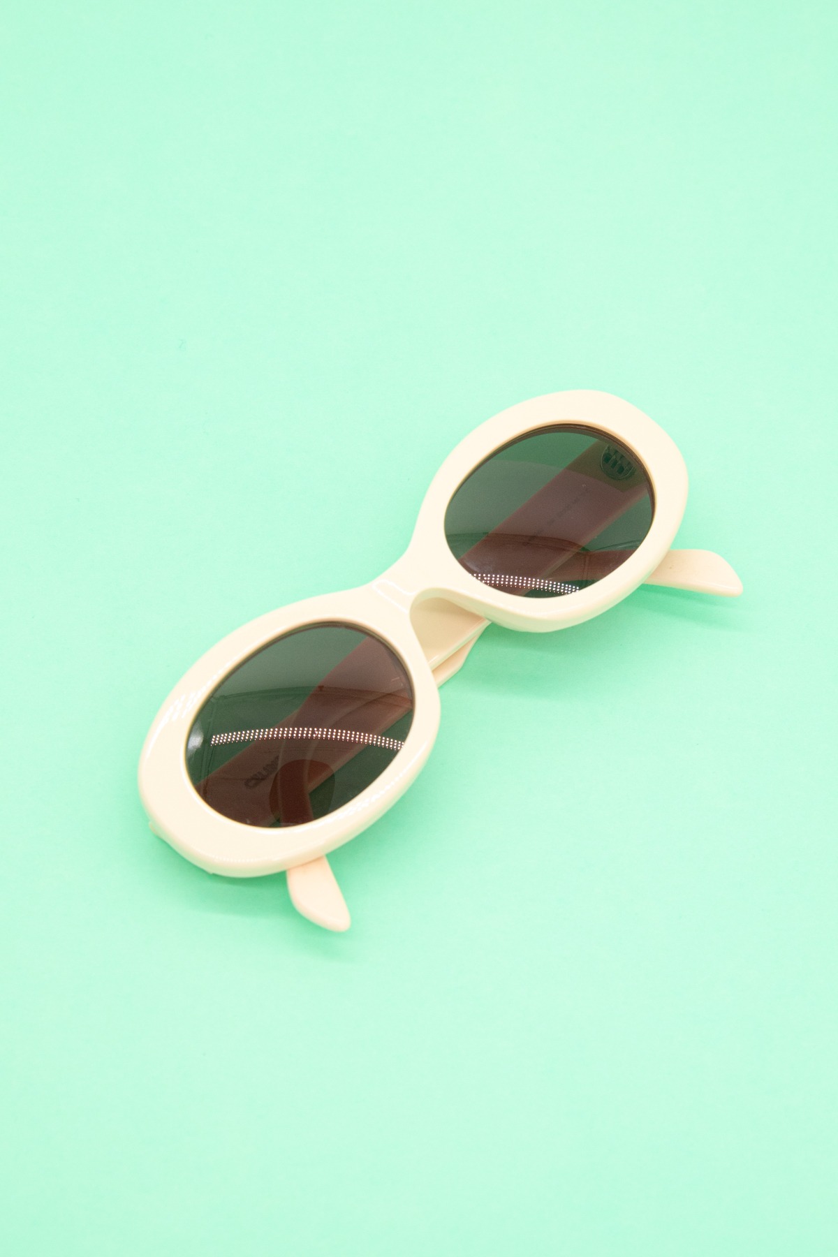 Celine "CL000430 Triomphe" Sonnenbrille in Ecru