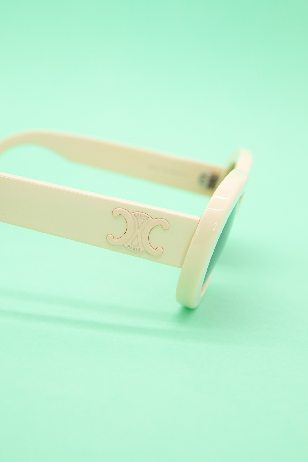 Celine "CL000430 Triomphe" Sonnenbrille in Ecru