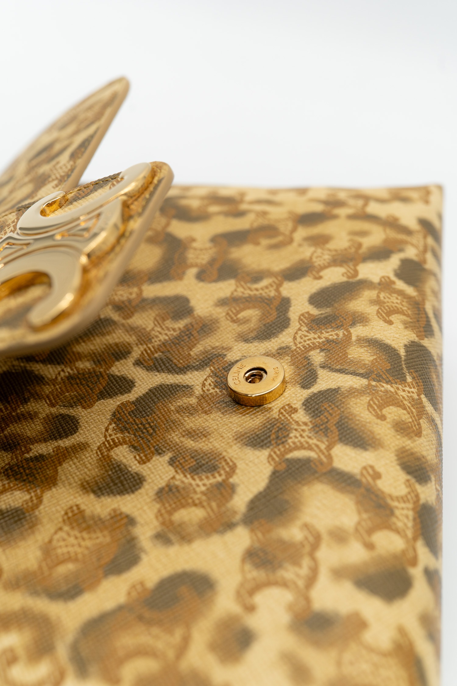 Celine "Victoire" Schultertasche mit Leoprint in Beige und Gold
