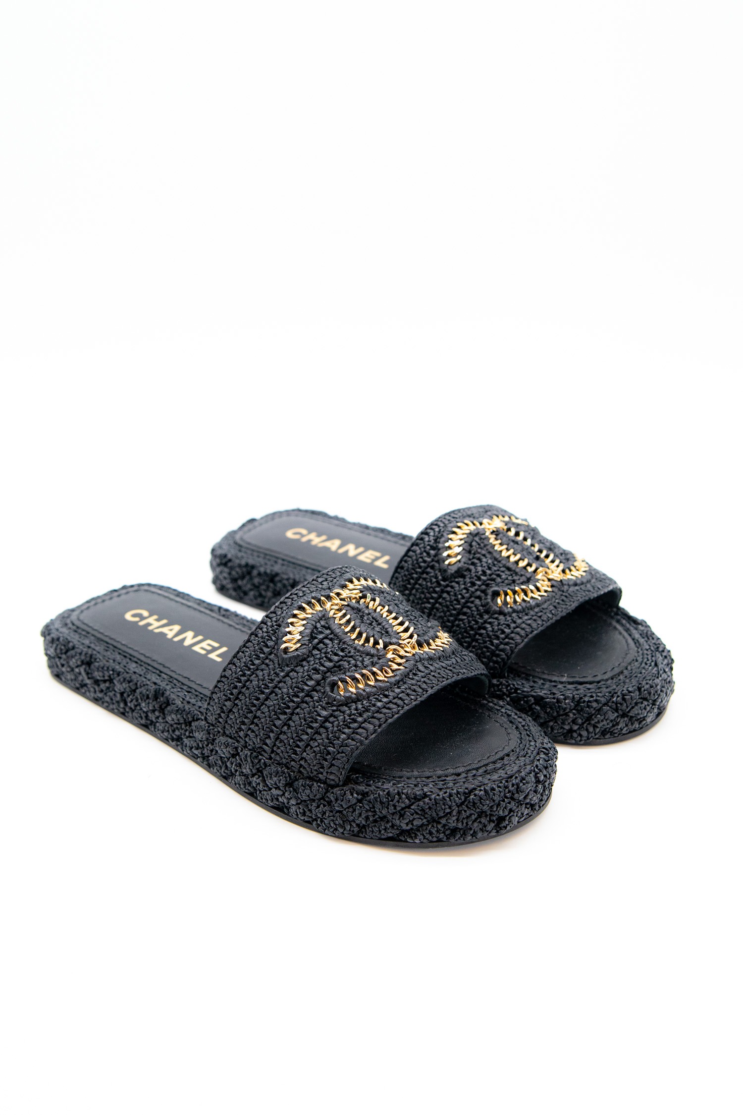 Chanel Pantoletten mit Logo in Schwarz
