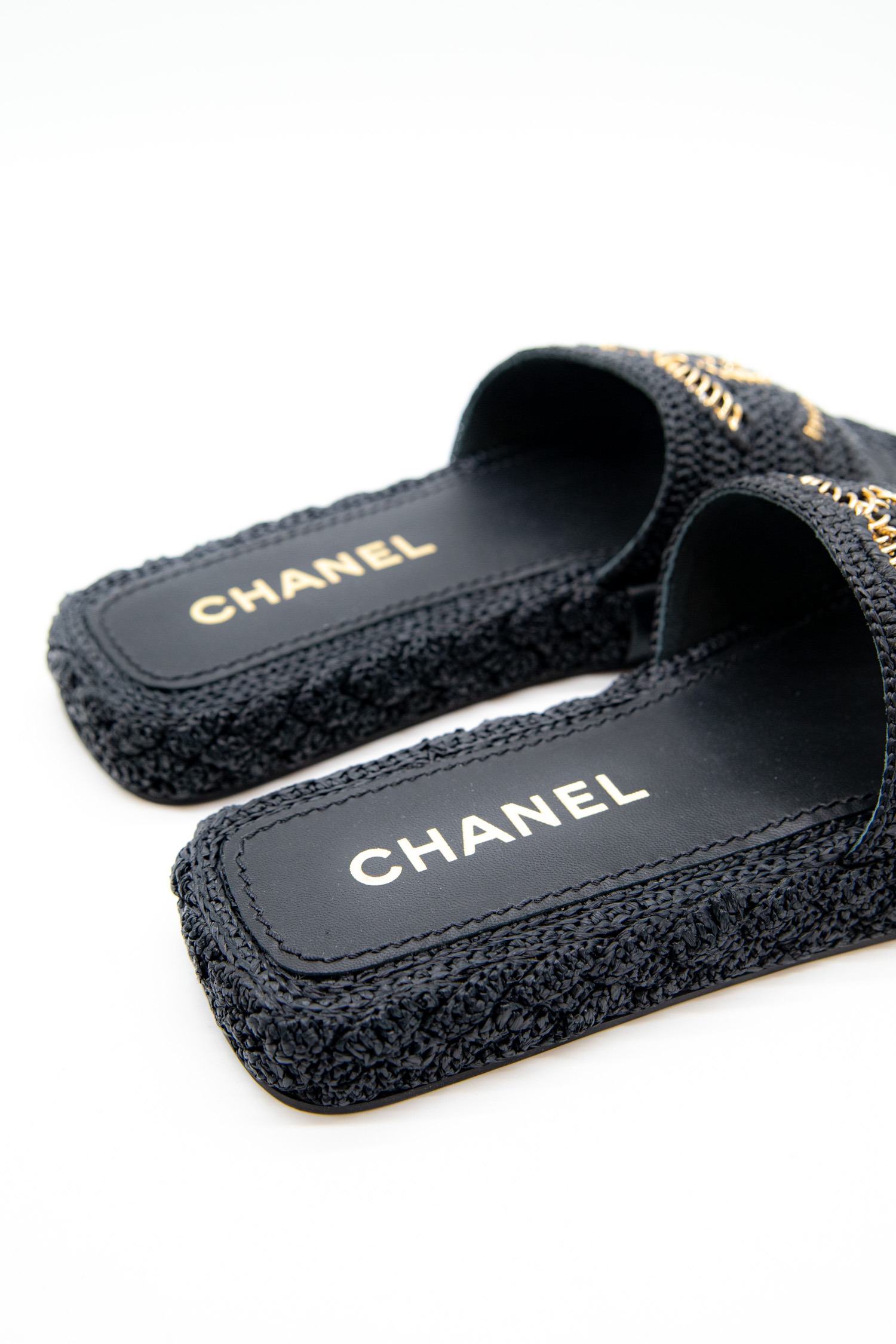 Chanel Pantoletten mit Logo in Schwarz