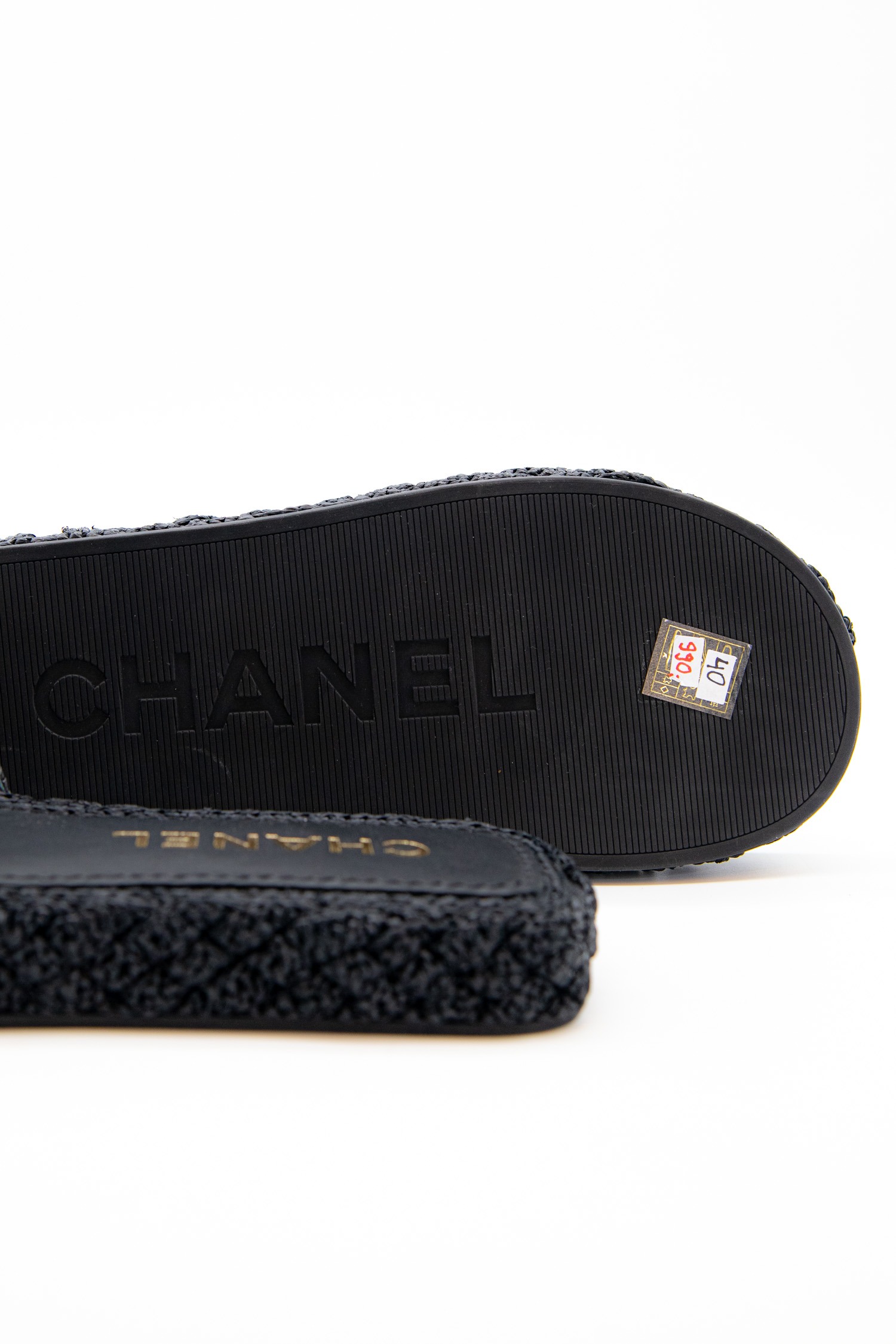 Chanel Pantoletten mit Logo in Schwarz