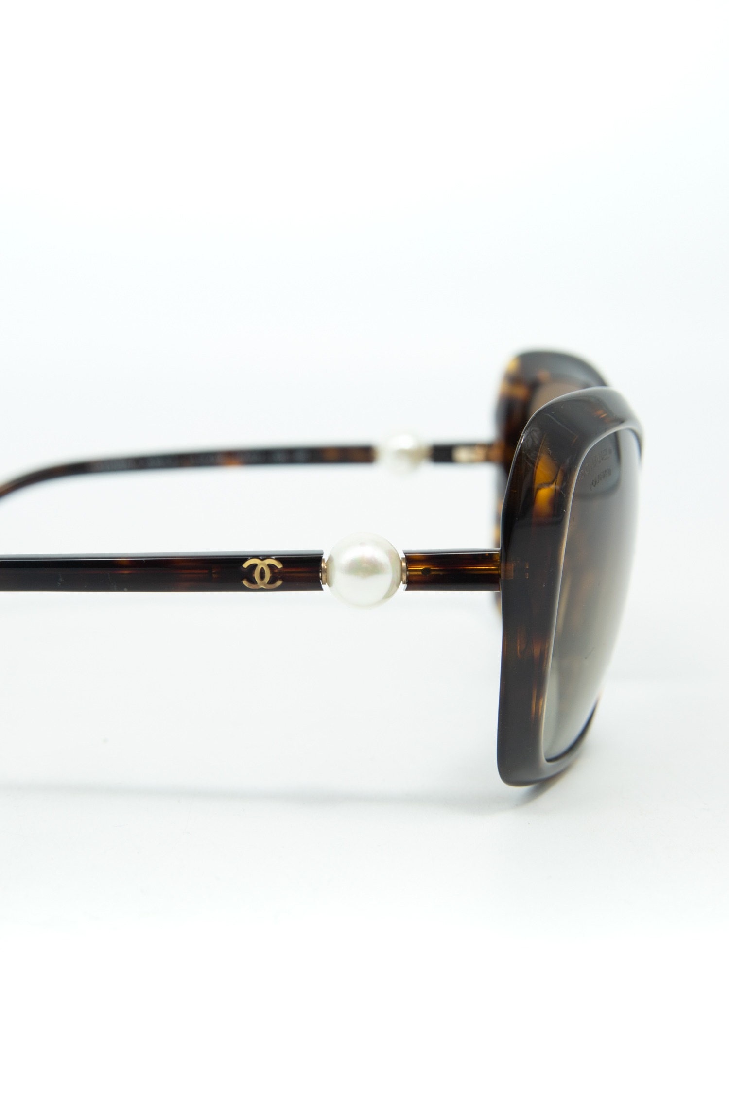 Chanel Sonnenbrille mit Perlen-Details in Dunkelbraun und Braun
