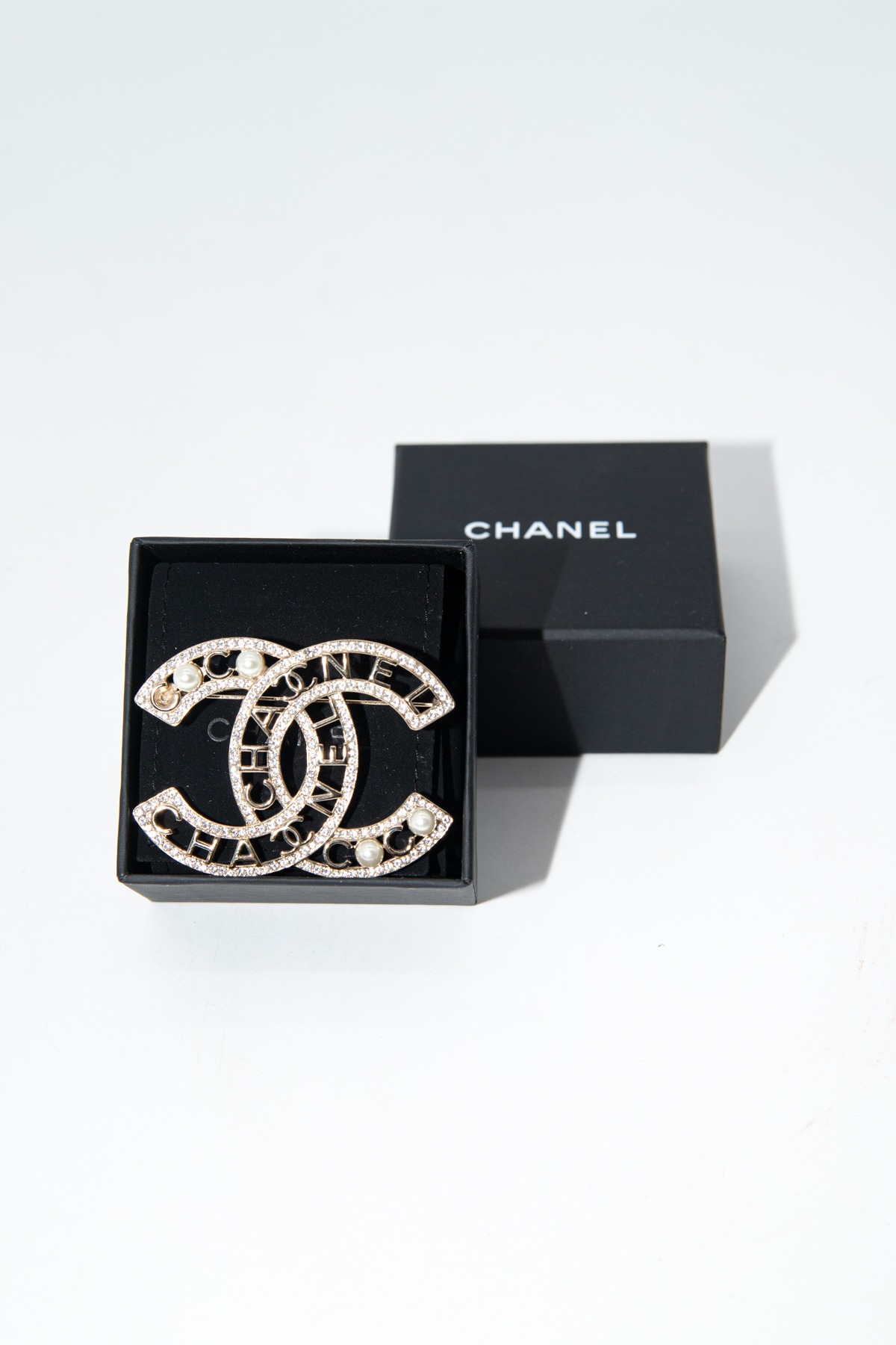 Chanel Brosche mit Strasssteinen und Perlen in Gold und Ecru