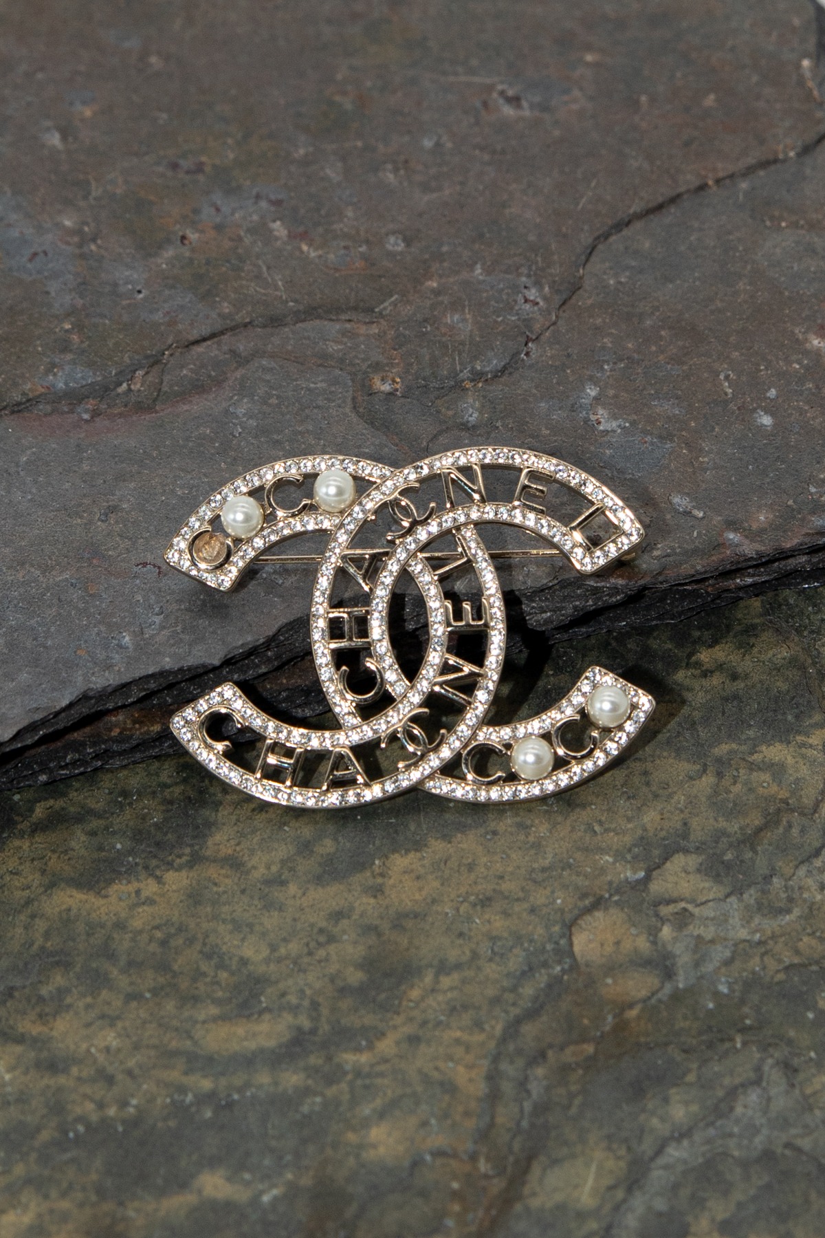 Chanel Brosche mit Strasssteinen und Perlen in Gold und Ecru