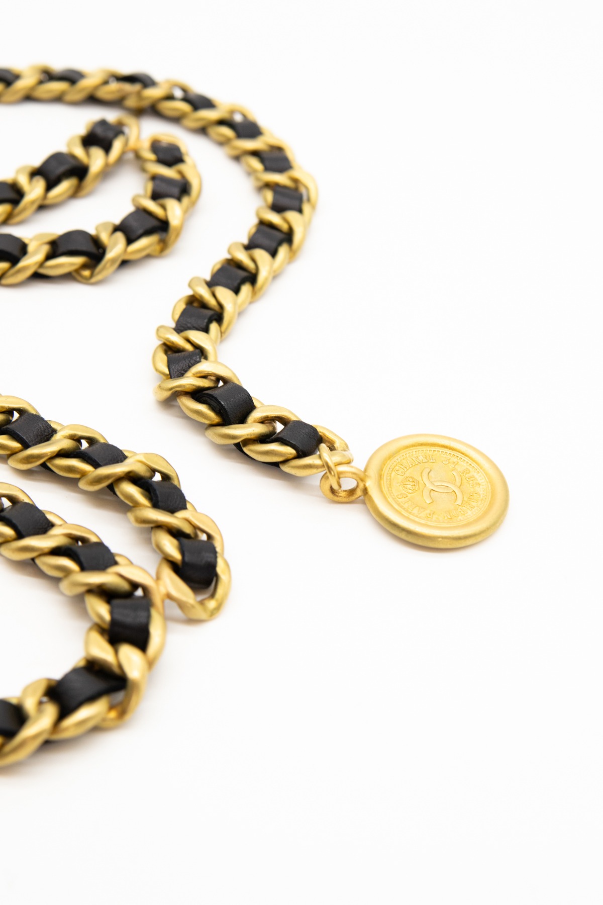 Chanel Kettengürtel mit Münze in Gold und Schwarz
