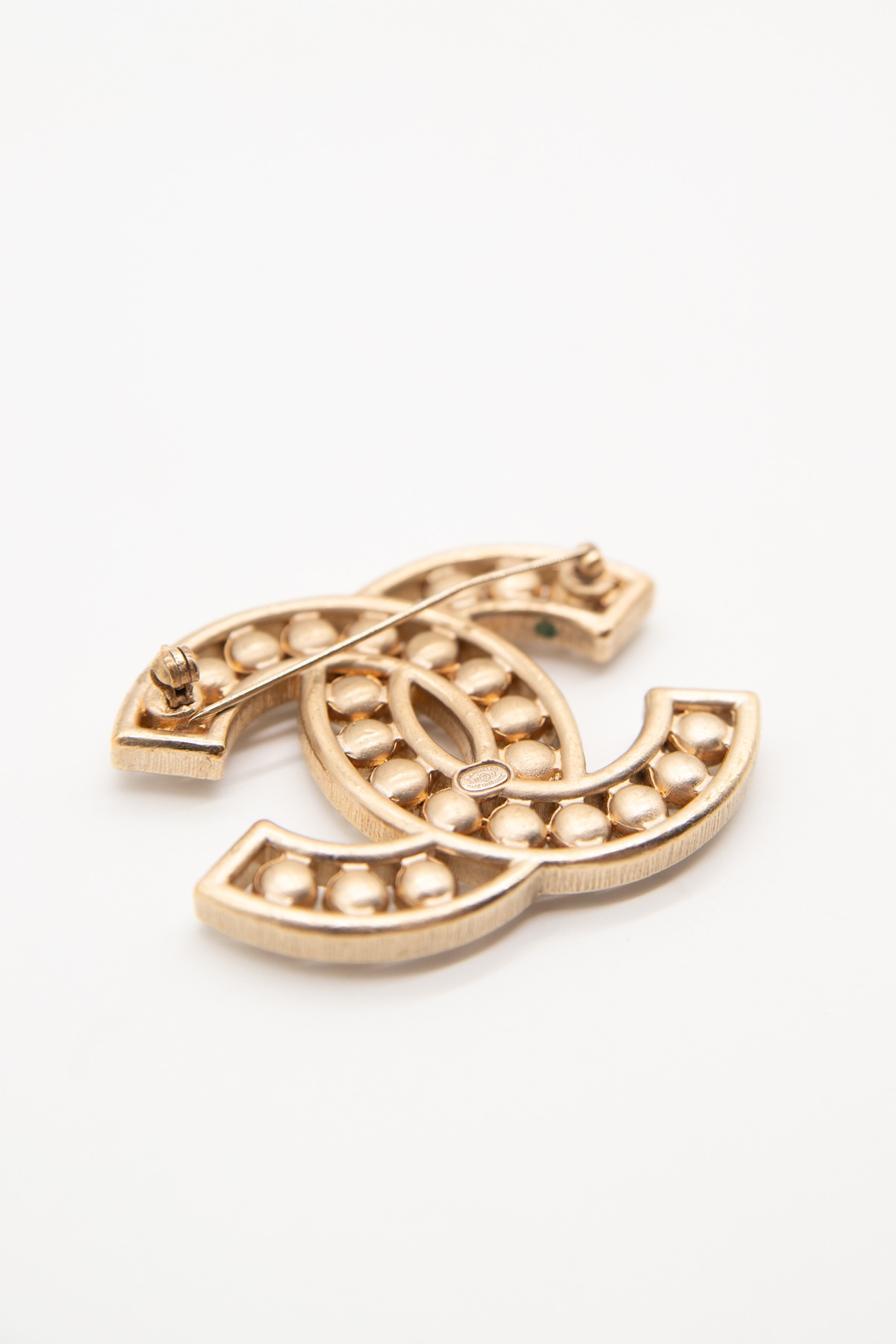 Chanel CC-Brosche mit Perlen in Gold und Ecru