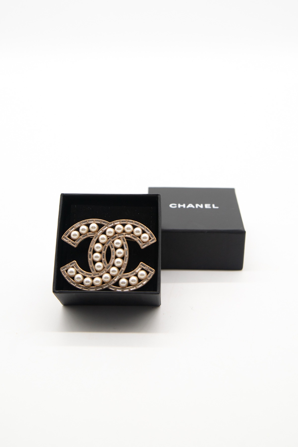 Chanel CC-Brosche mit Perlen in Gold und Ecru