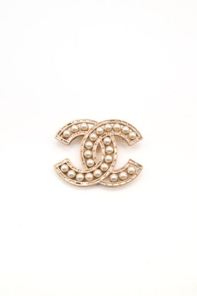 Chanel CC-Brosche mit Perlen in Gold und Ecru
