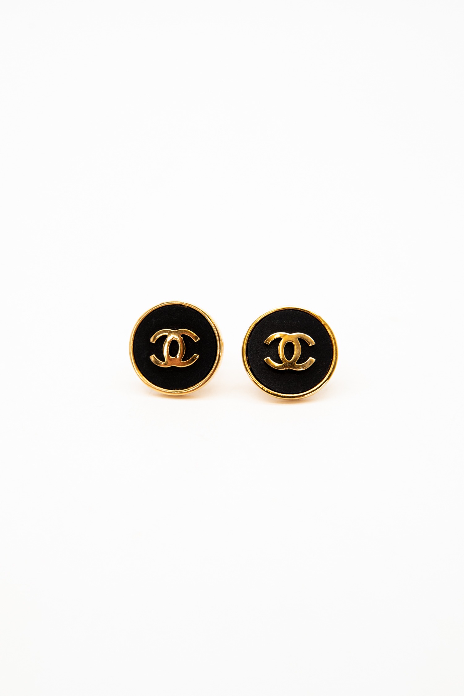 Chanel CC-Logo Ohrclips in Schwarz und Gold