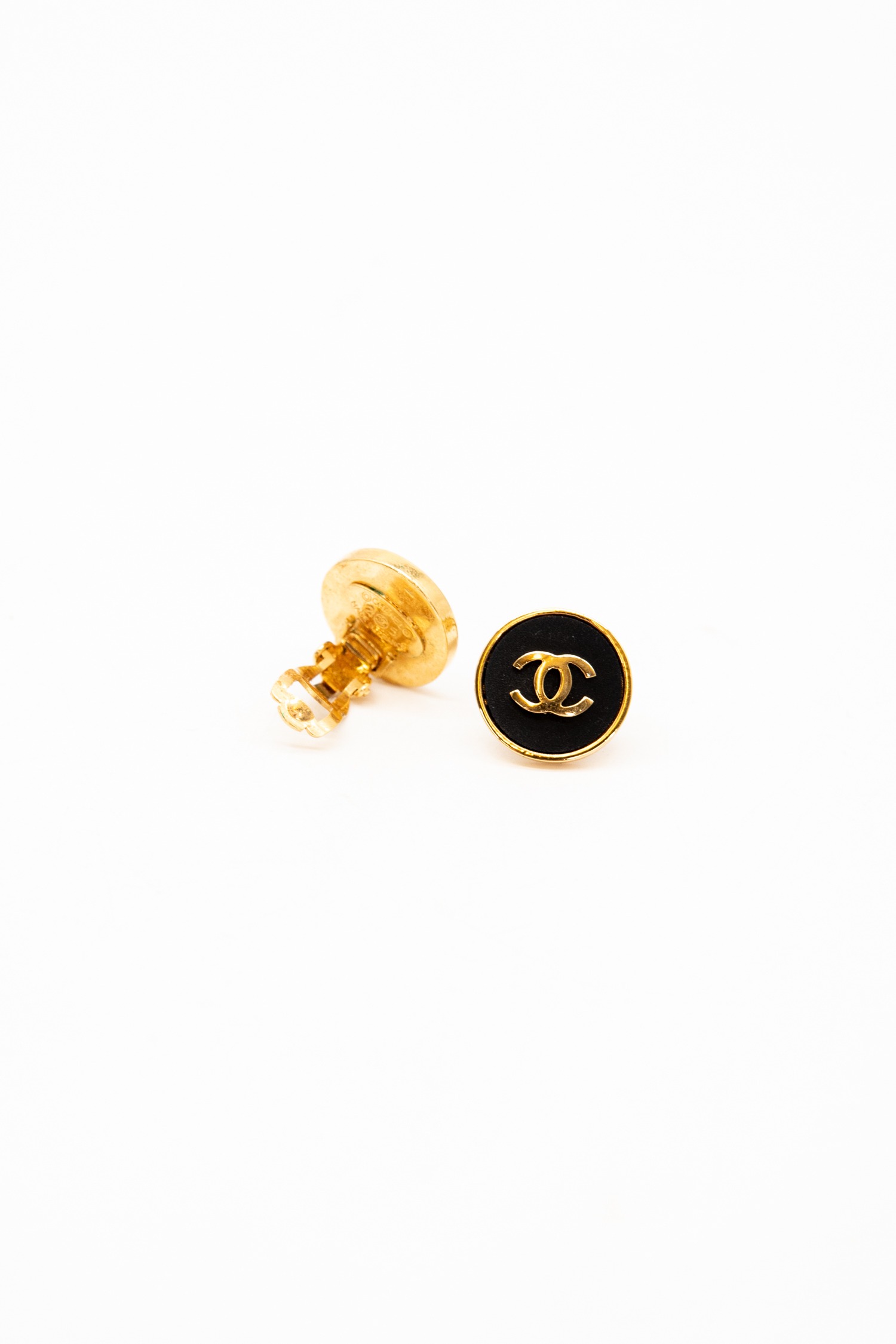 Chanel CC-Logo Ohrclips in Schwarz und Gold