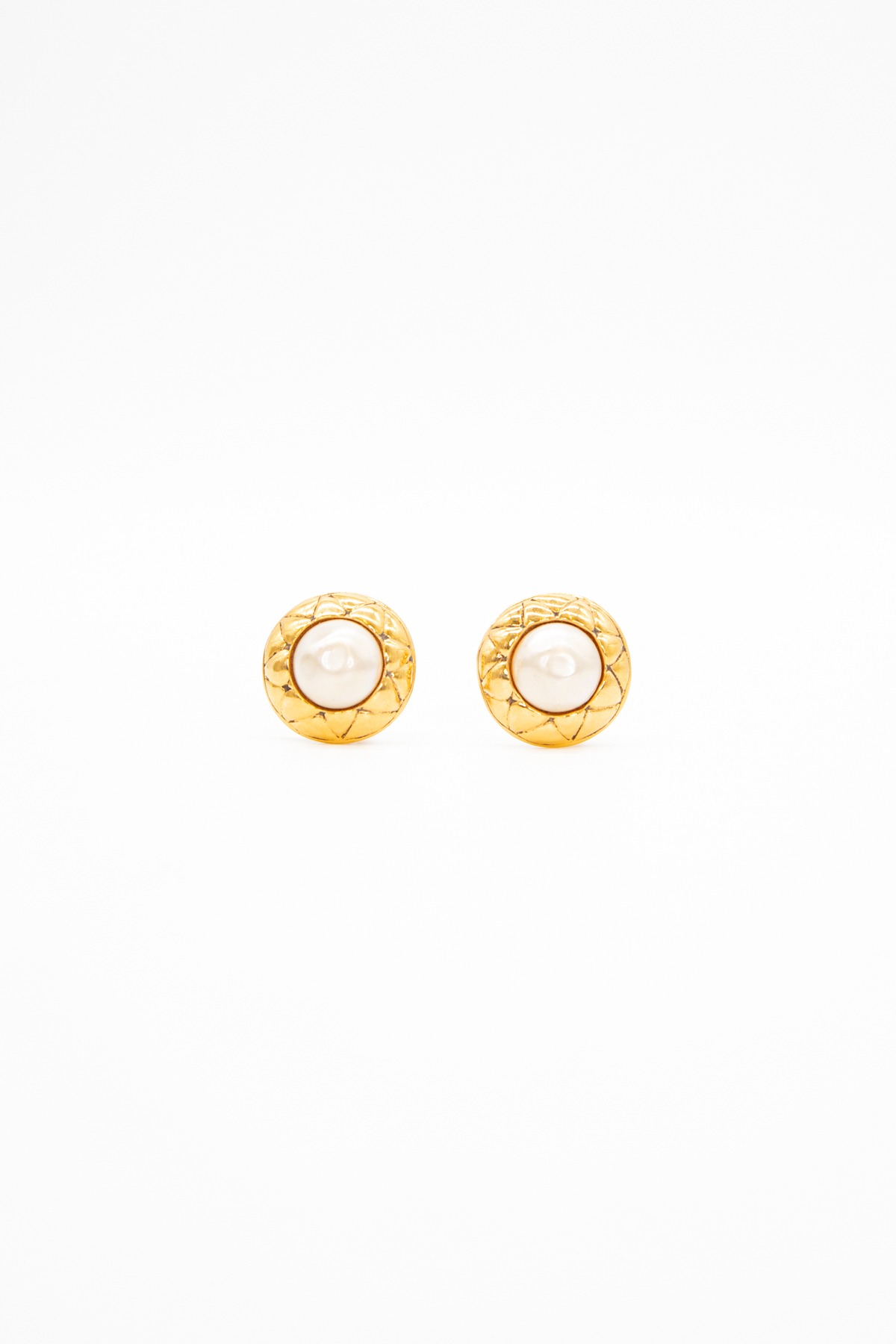 Chanel Ohrclips mit großer Perle in Gold und Ecru