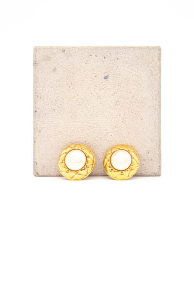Chanel Ohrclips mit großer Perle in Gold und Ecru