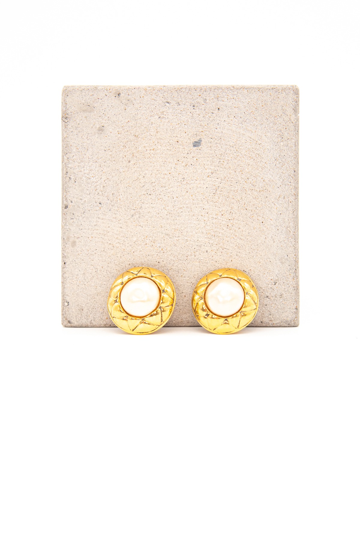 Chanel Ohrclips mit großer Perle in Gold und Ecru