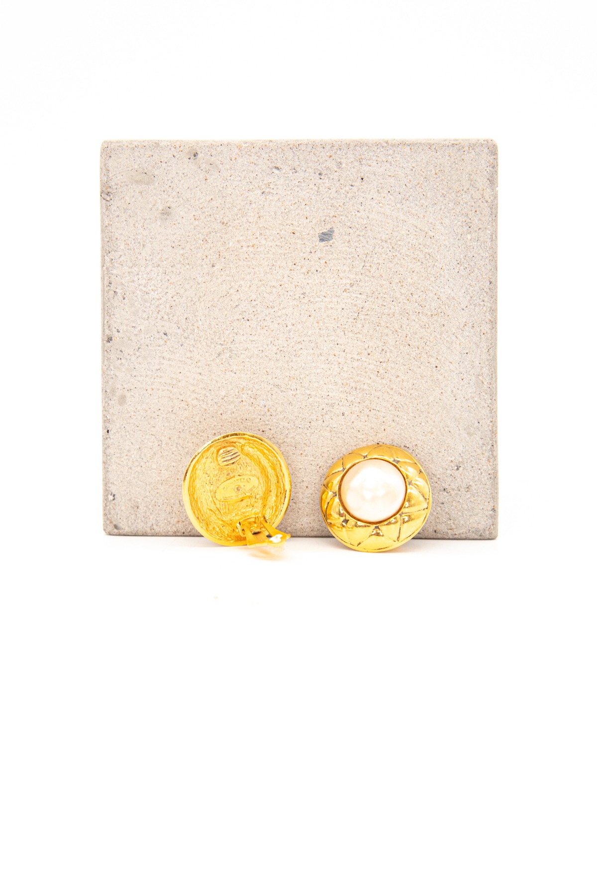 Chanel Ohrclips mit großer Perle in Gold und Ecru
