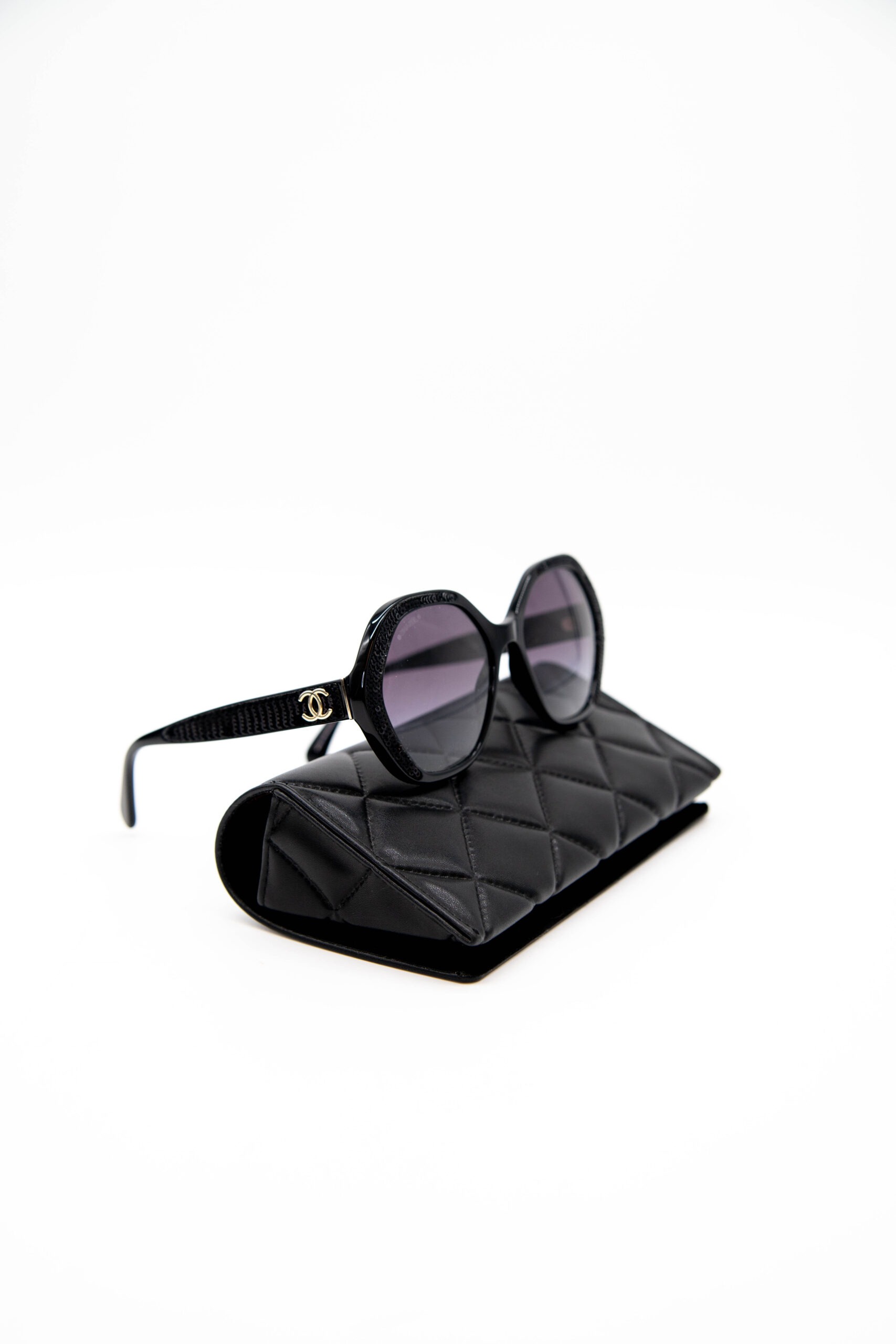 Chanel runde Sonnenbrille mit Pailletten in Schwarz