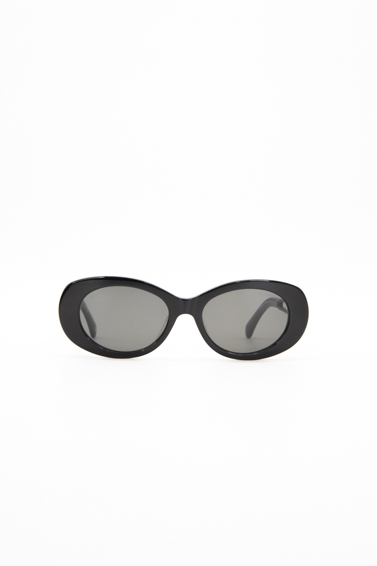 Chanel Ovale Sonnenbrille in Schwarz und Gold