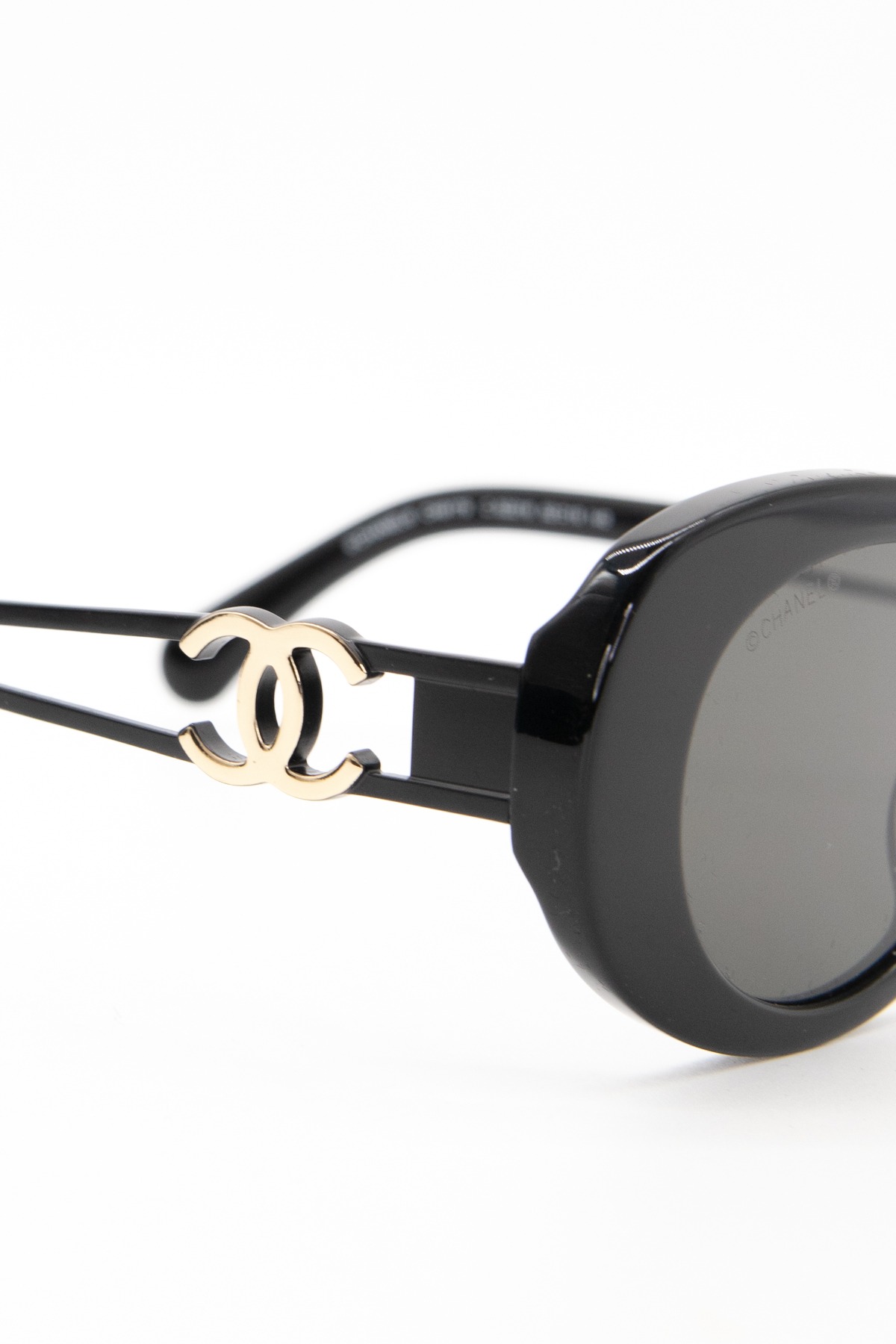 Chanel Ovale Sonnenbrille in Schwarz und Gold