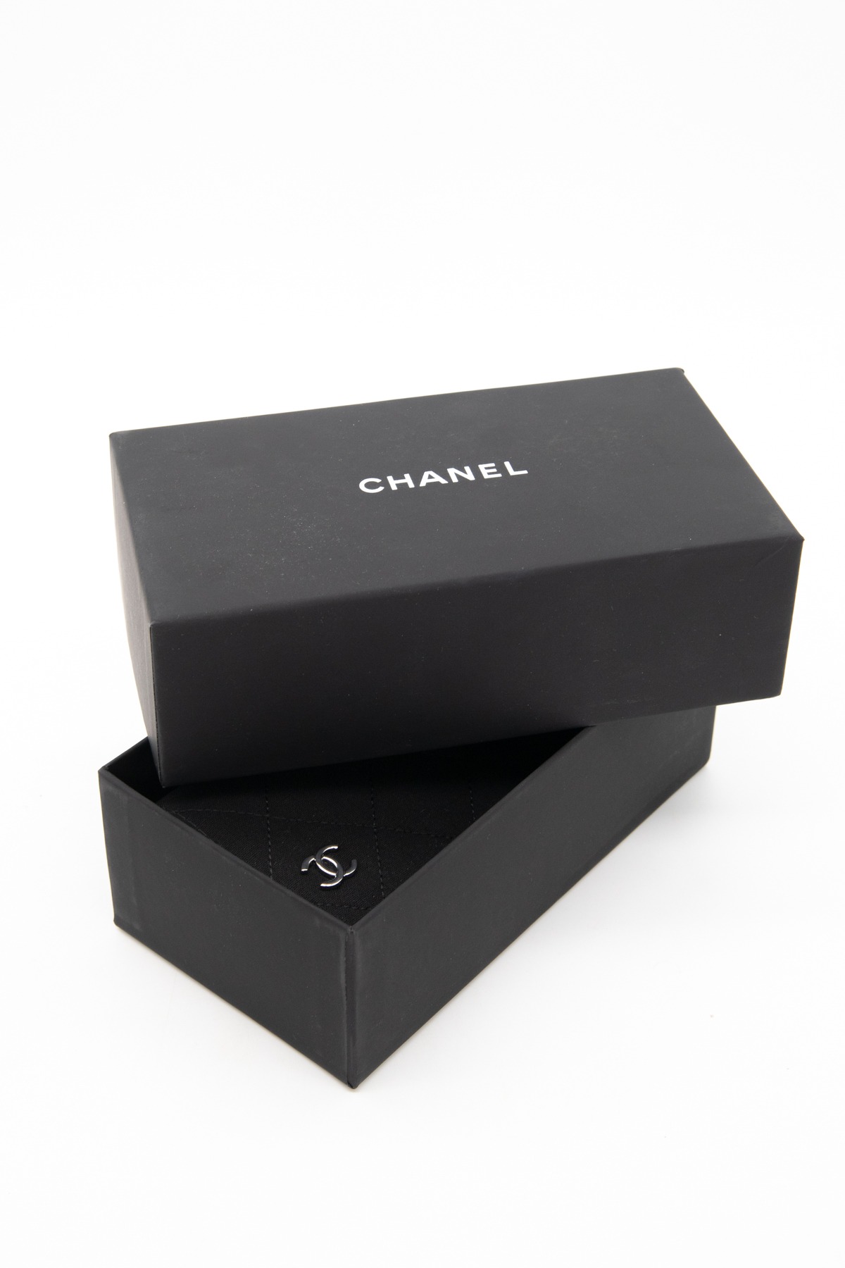 Chanel Ovale Sonnenbrille in Schwarz und Gold