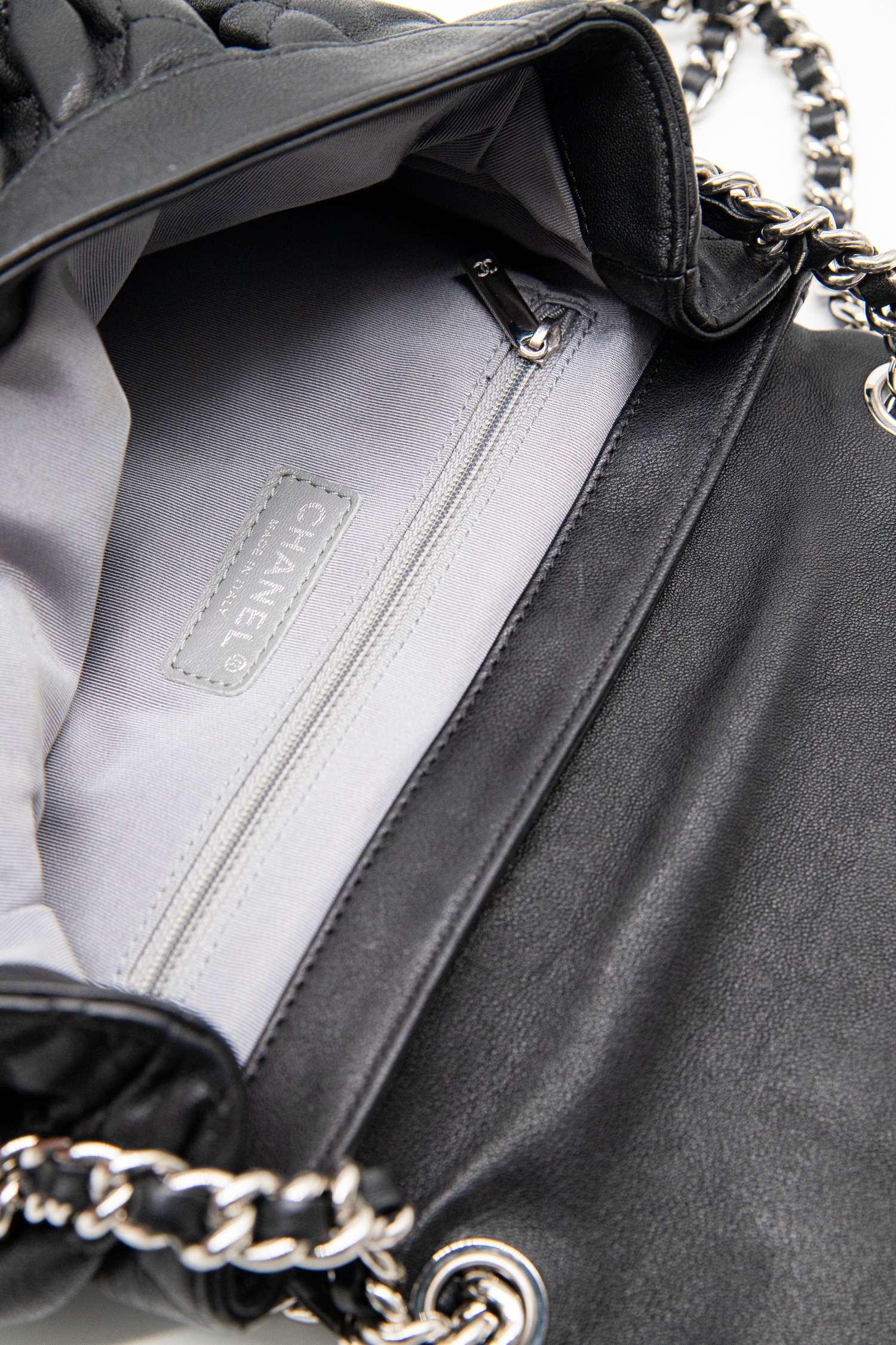 Chanel "Chain Around" Umhängetasche in Schwarz und Silber