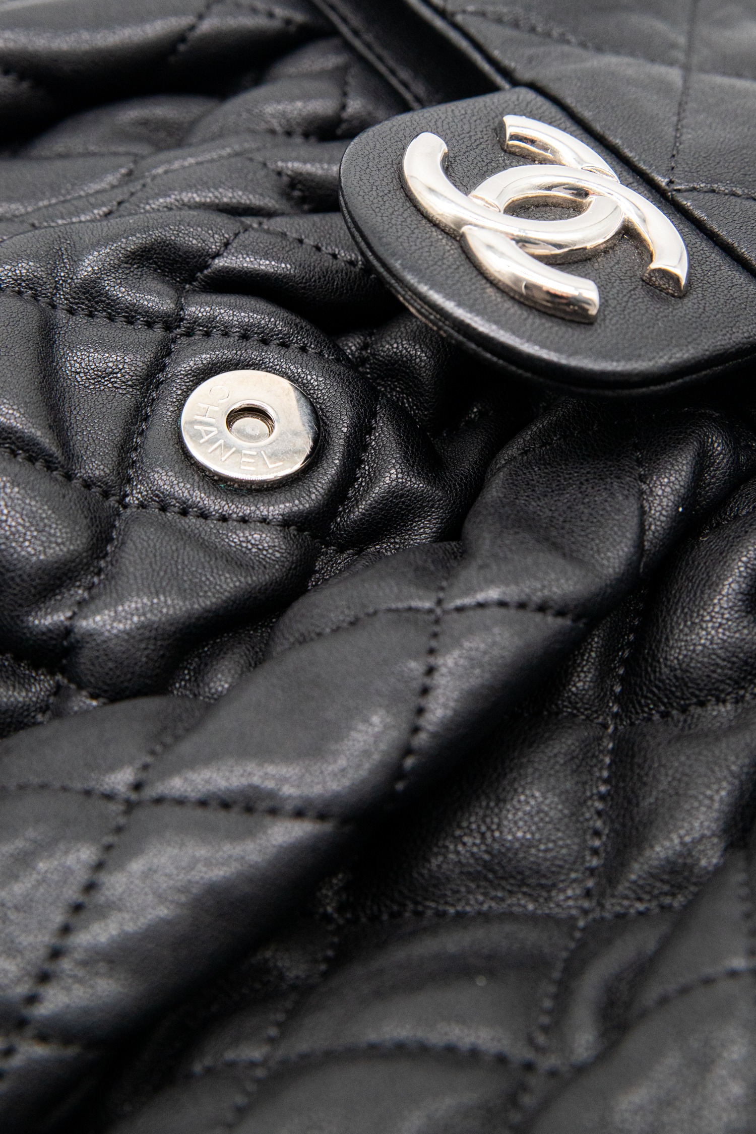 Chanel "Chain Around" Umhängetasche in Schwarz und Silber