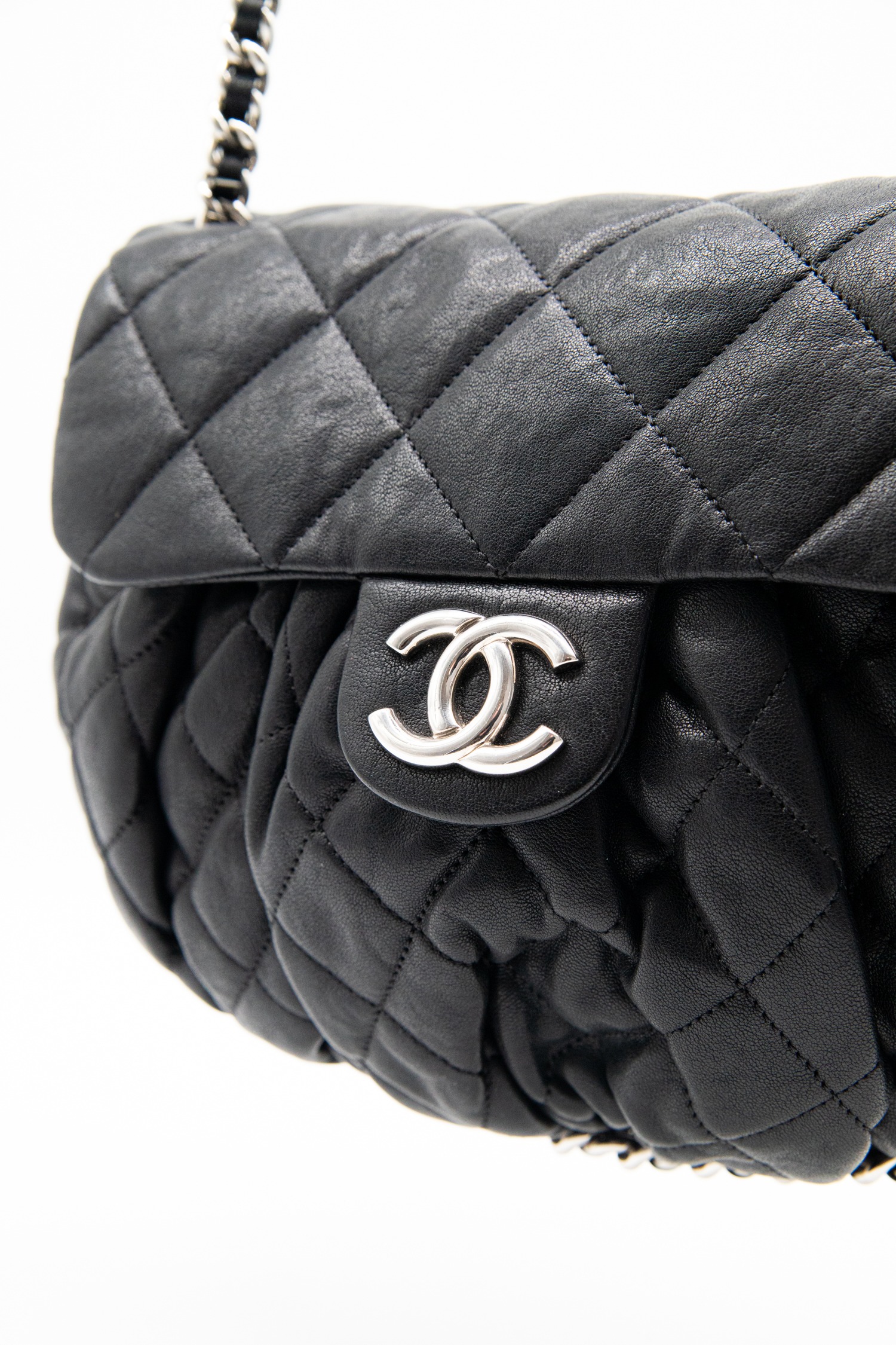 Chanel "Chain Around" Umhängetasche in Schwarz und Silber