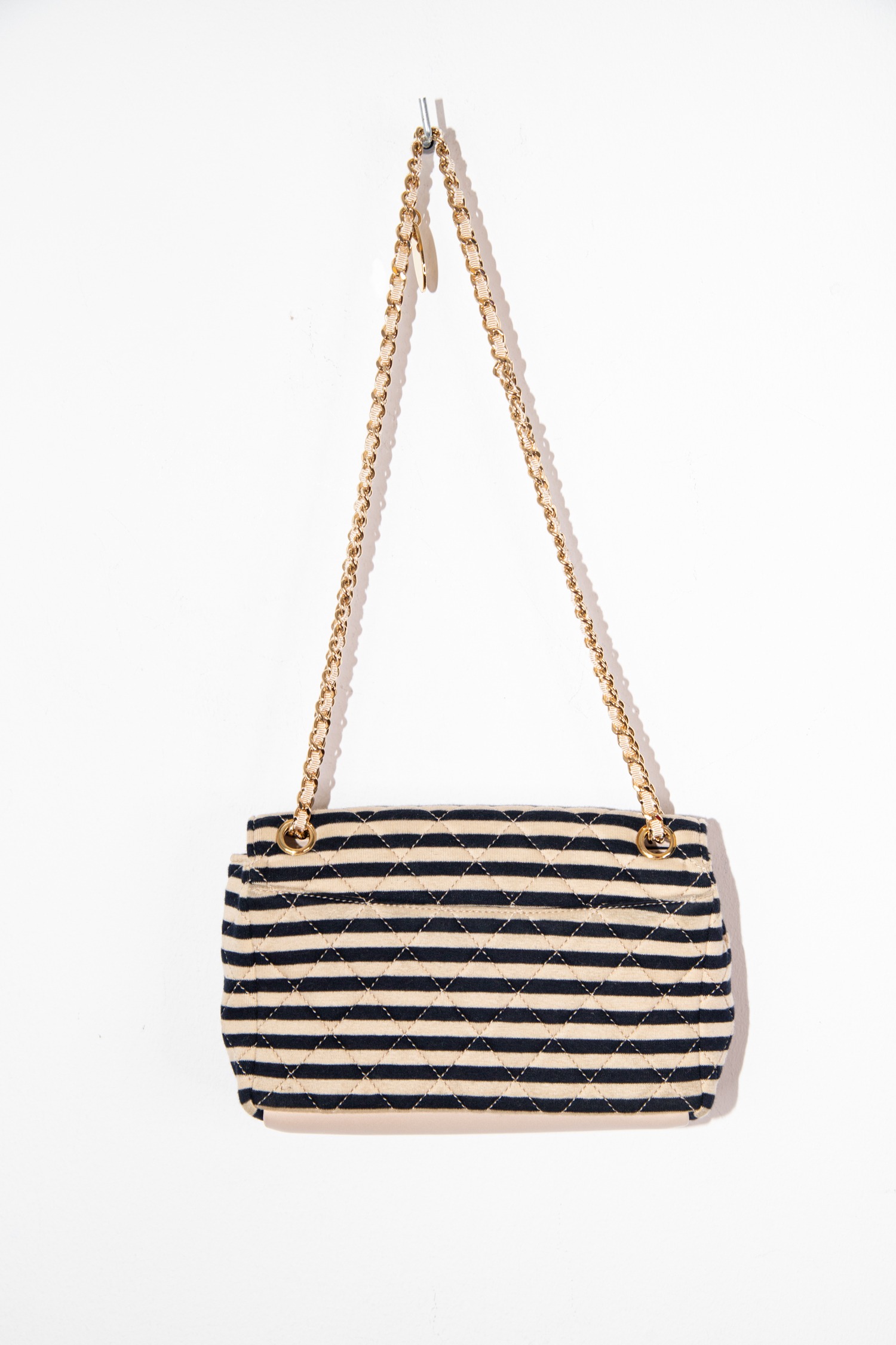 Chanel Schultertasche mit Streifenmuster in Beige und Schwarz