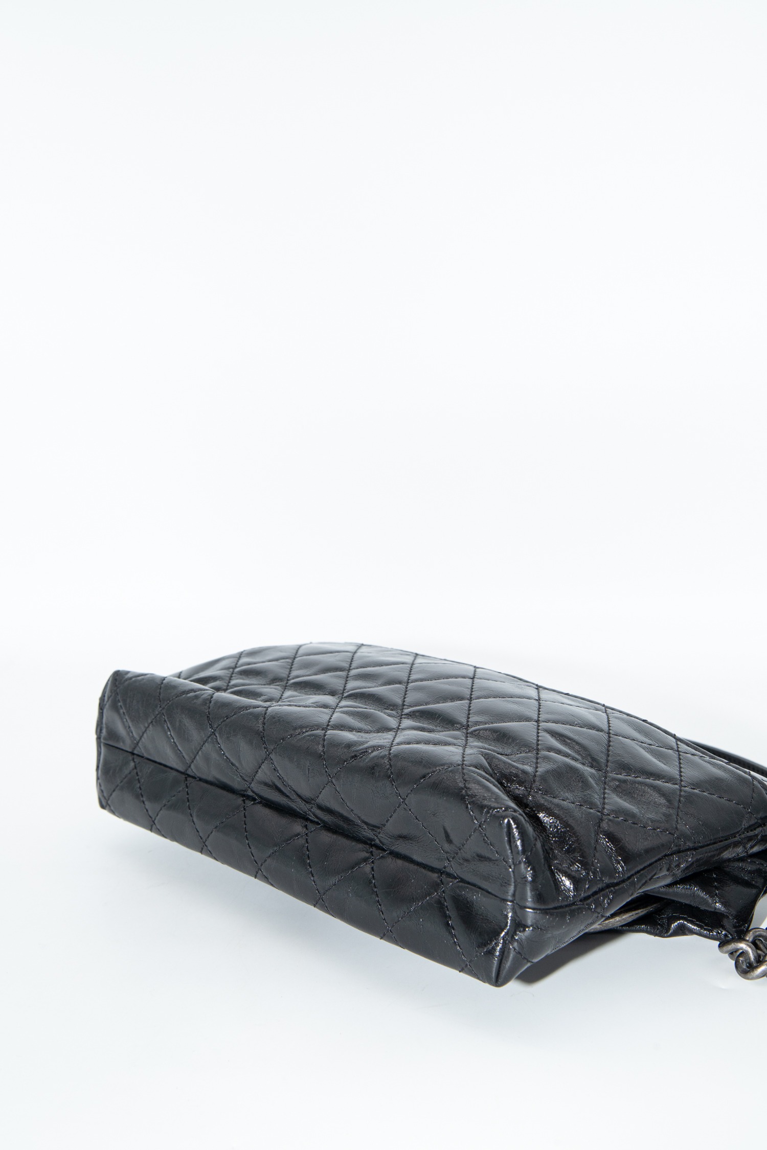 Chanel "Tabatiere Kisslock Fold Over" Schultertasche in Schwarz